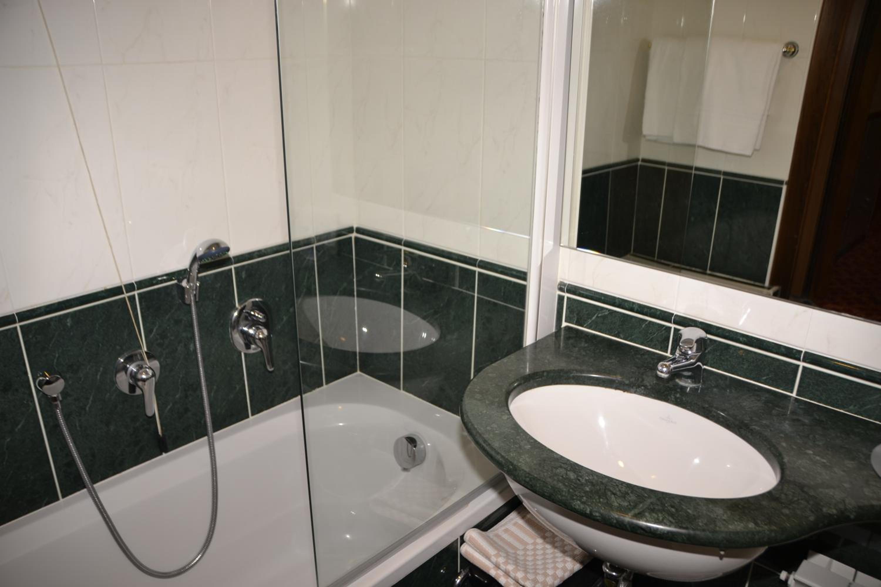 Standard Triple Room - Photo 7