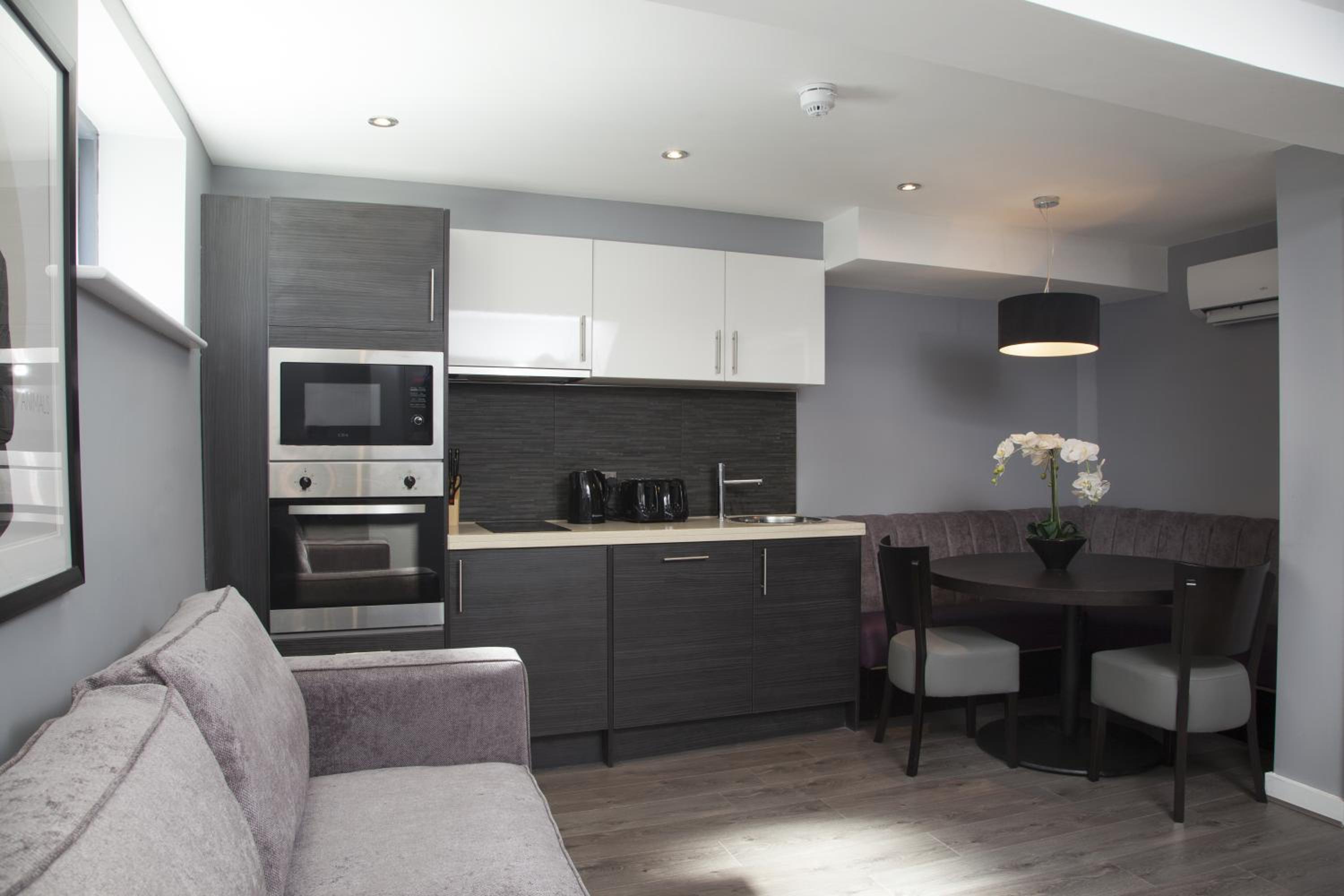 Two Bedroom Luxe (Sleeps 6)