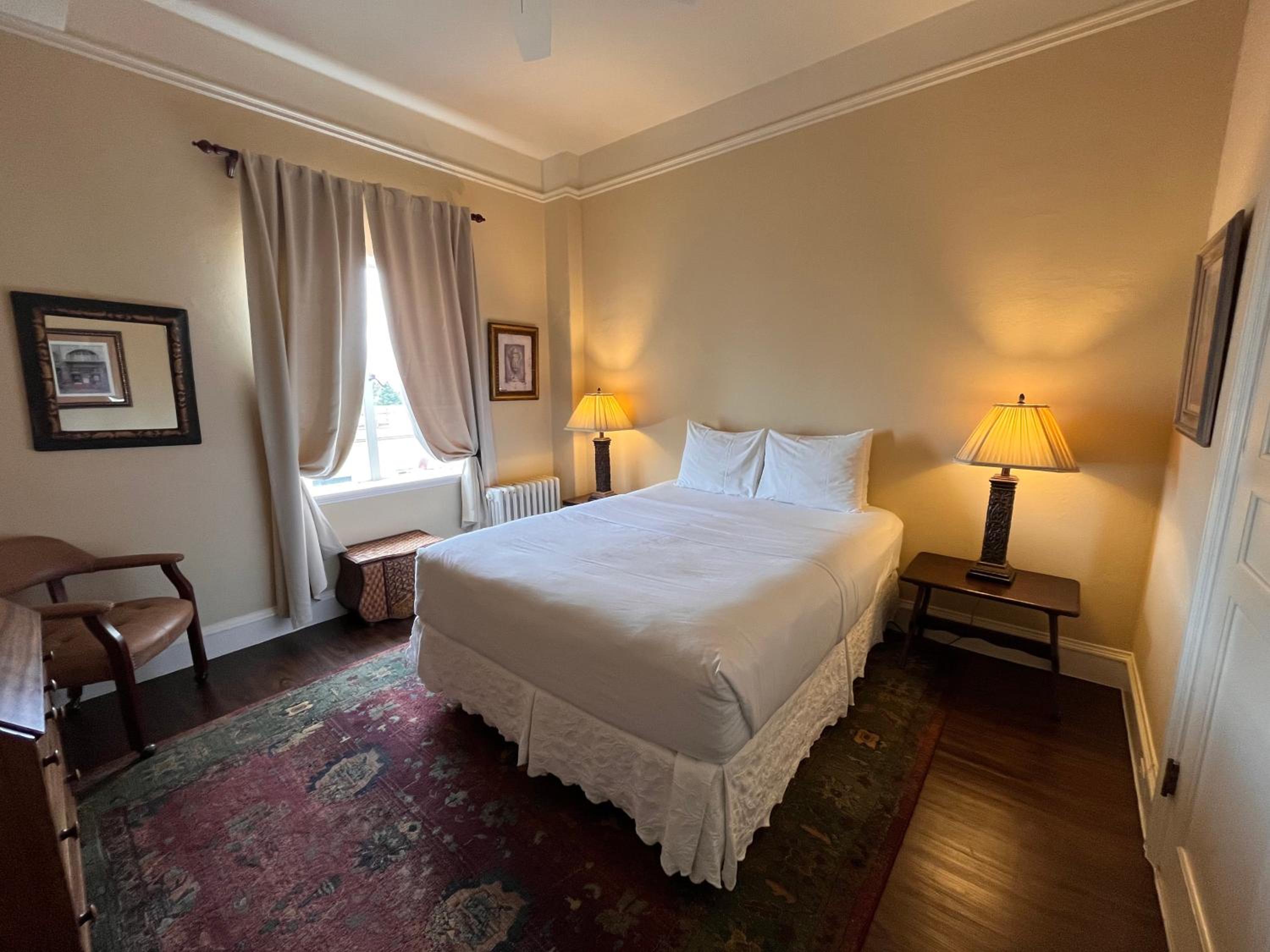 Standard Queen Room photo 2