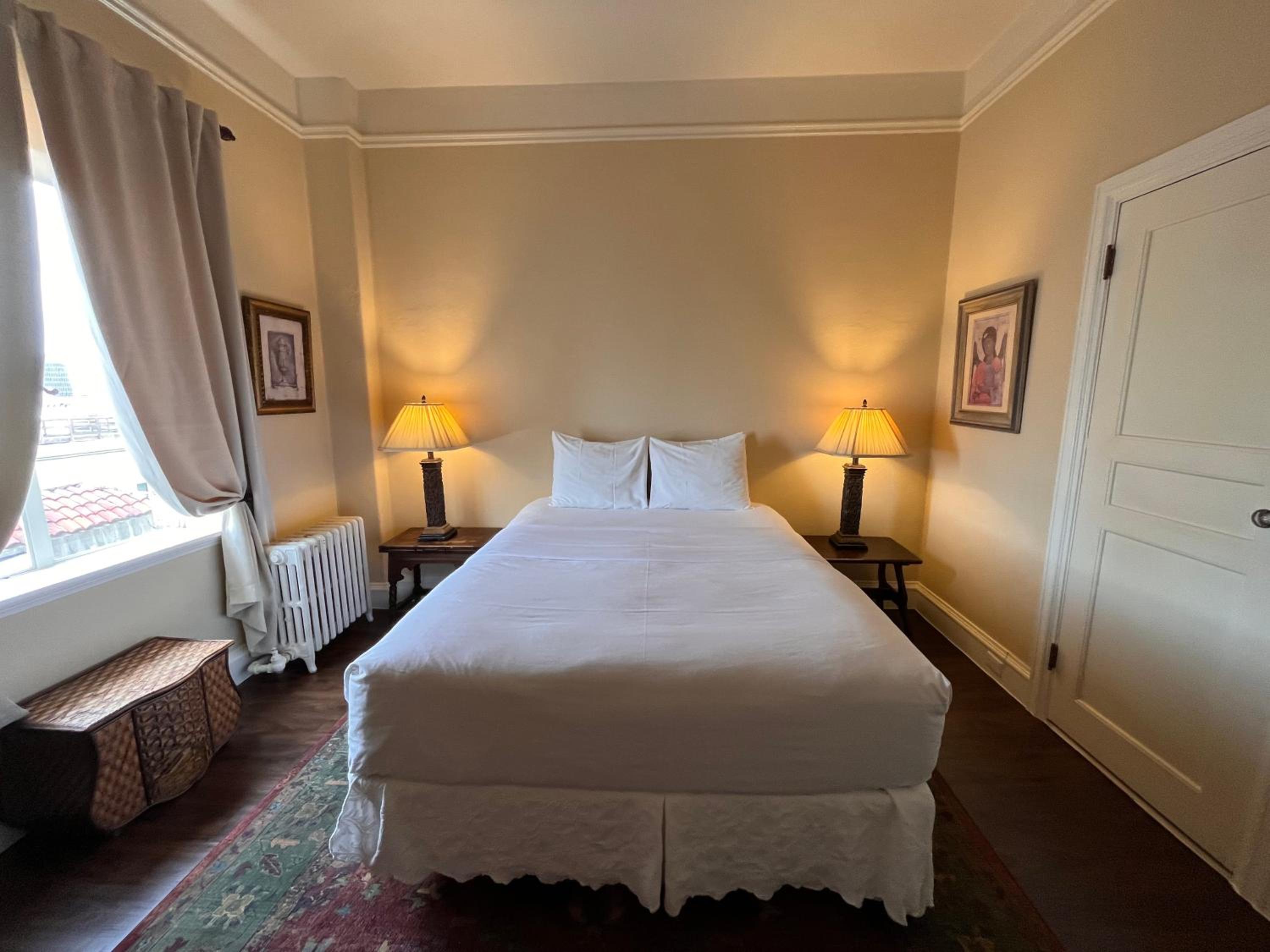 Standard Queen Room photo 3
