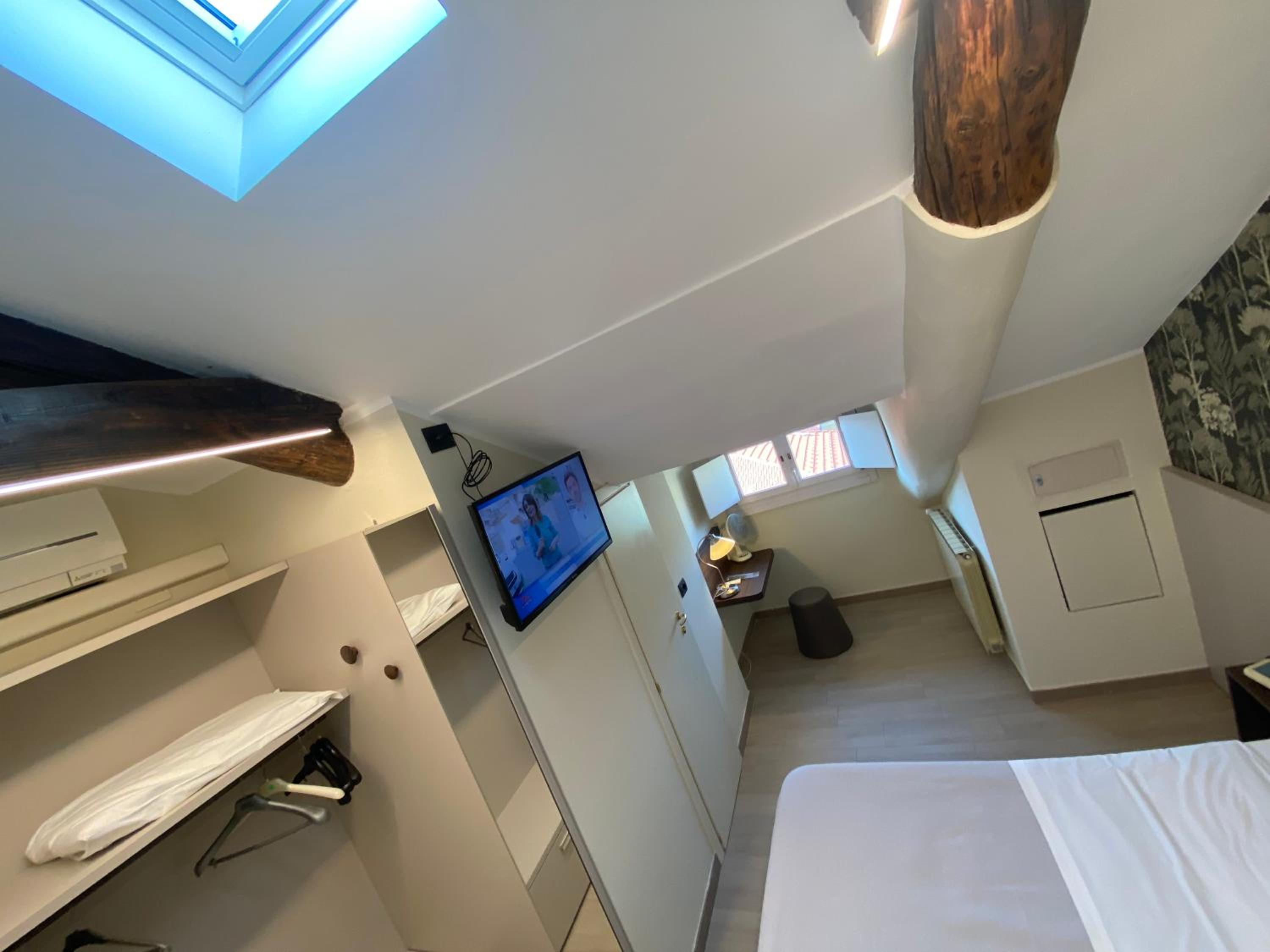 Small Double Room - Photo 3