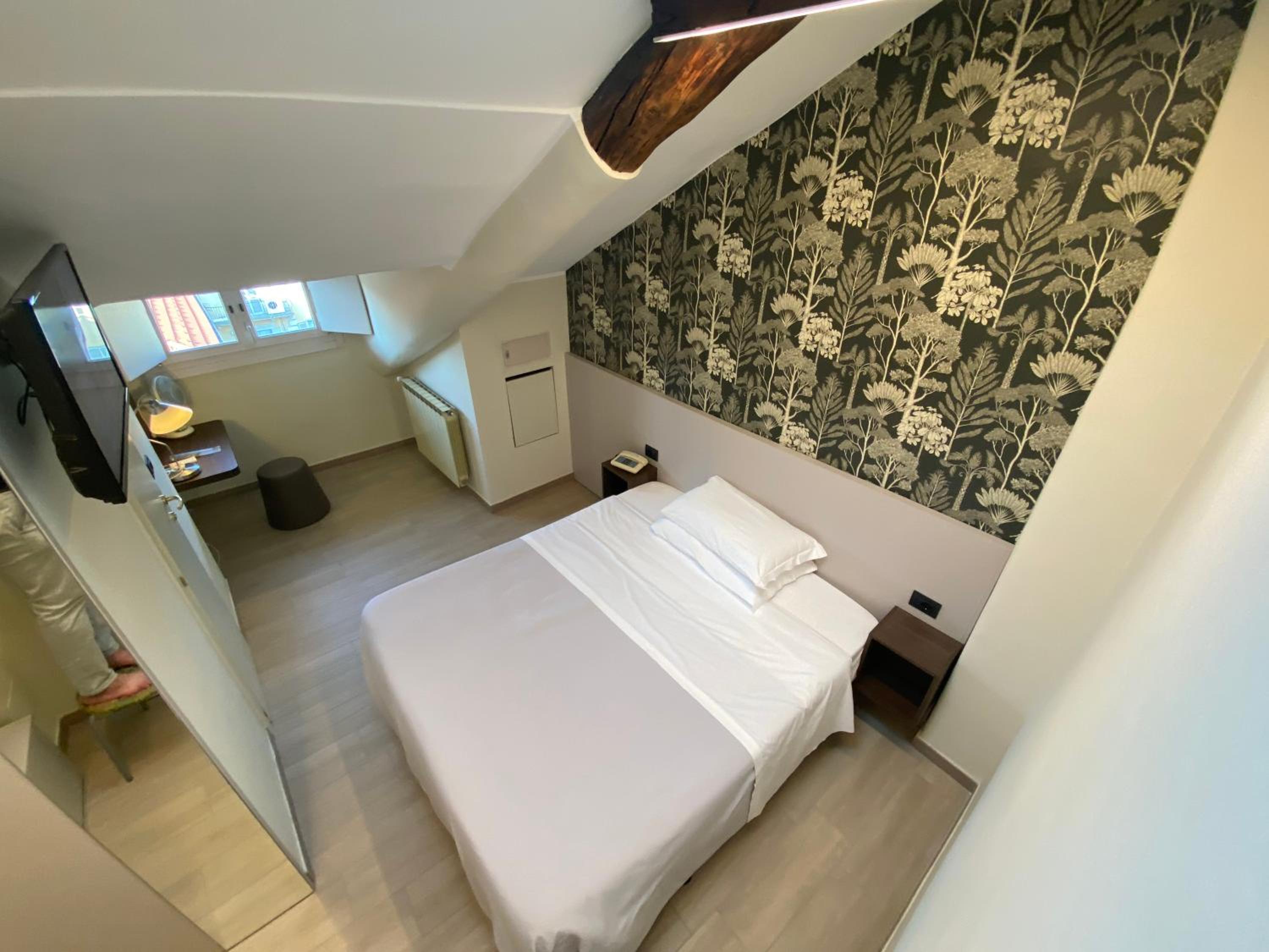 Small Double Room - Photo 4