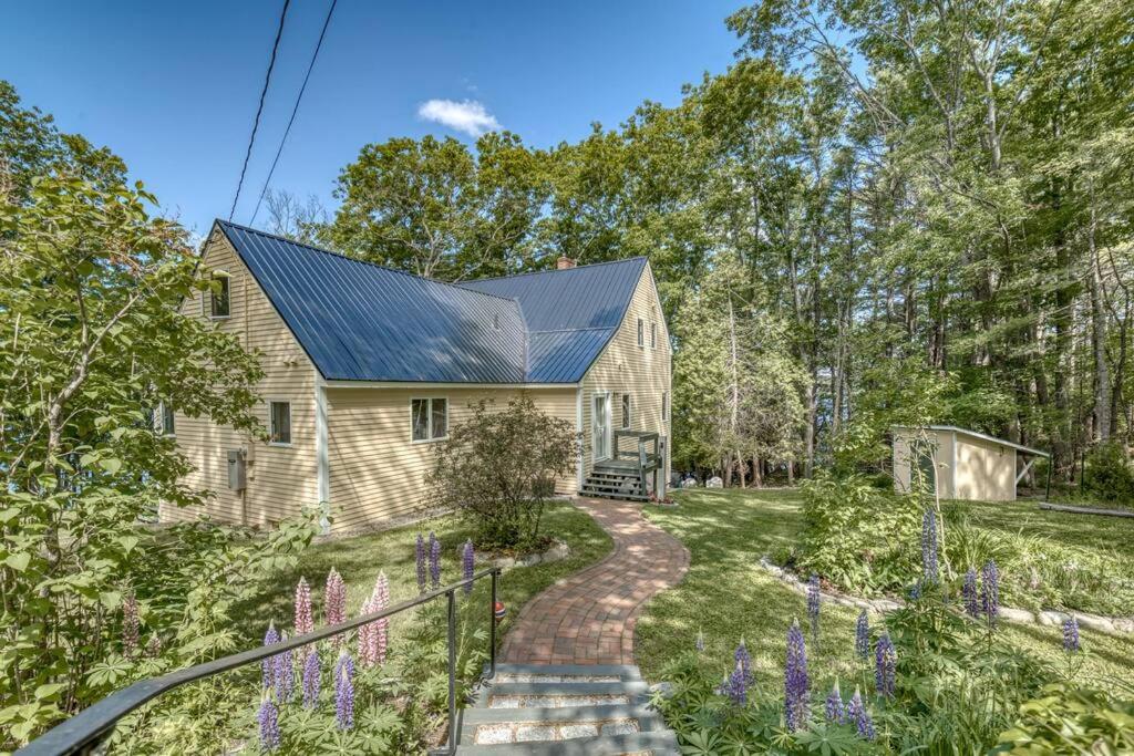 Three-Bedroom House photo 3
