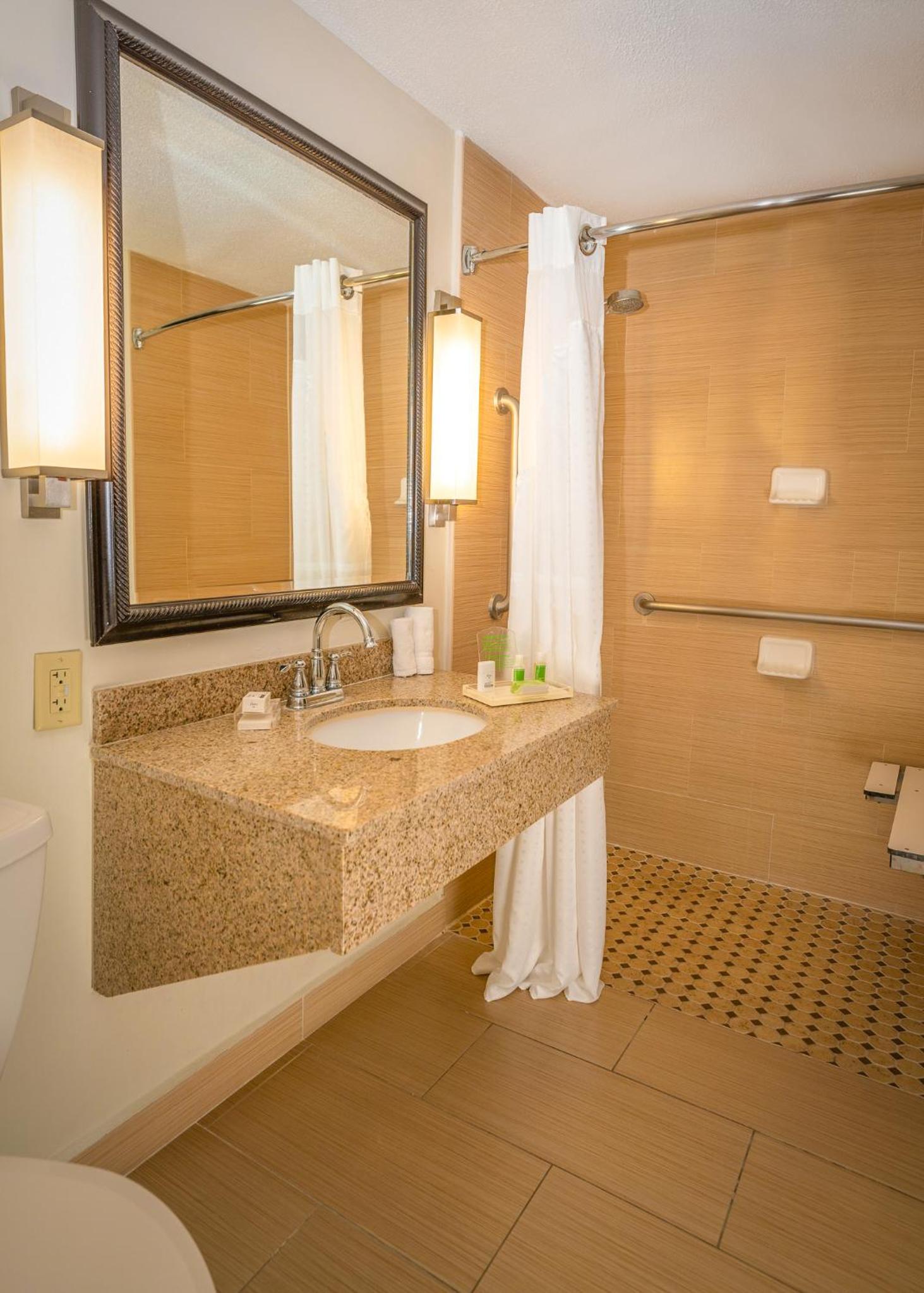 Queen Room Mobility Accessible Tub - Non-Smoking photo 2