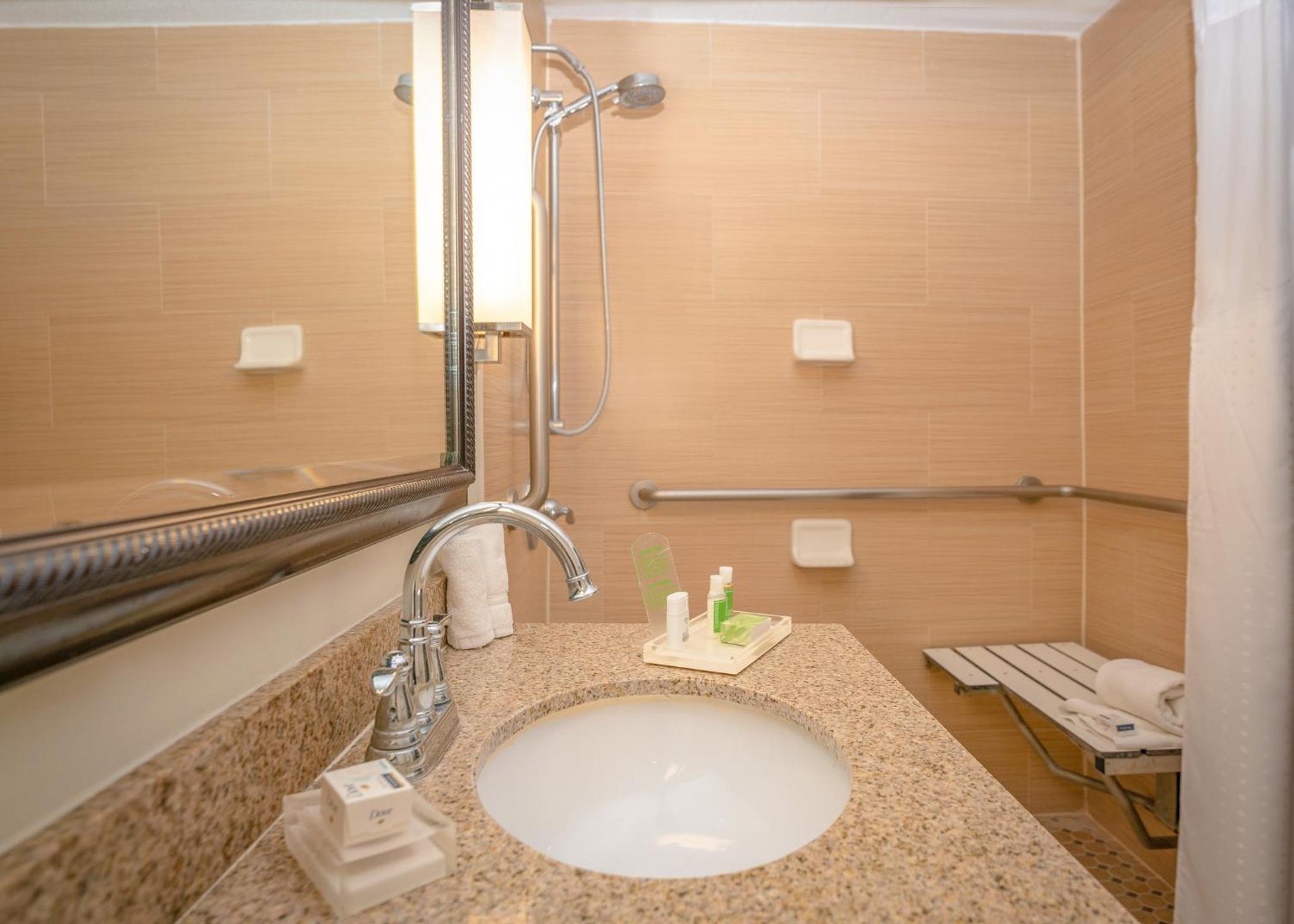 Queen Room Mobility Accessible Tub - Non-Smoking photo 3