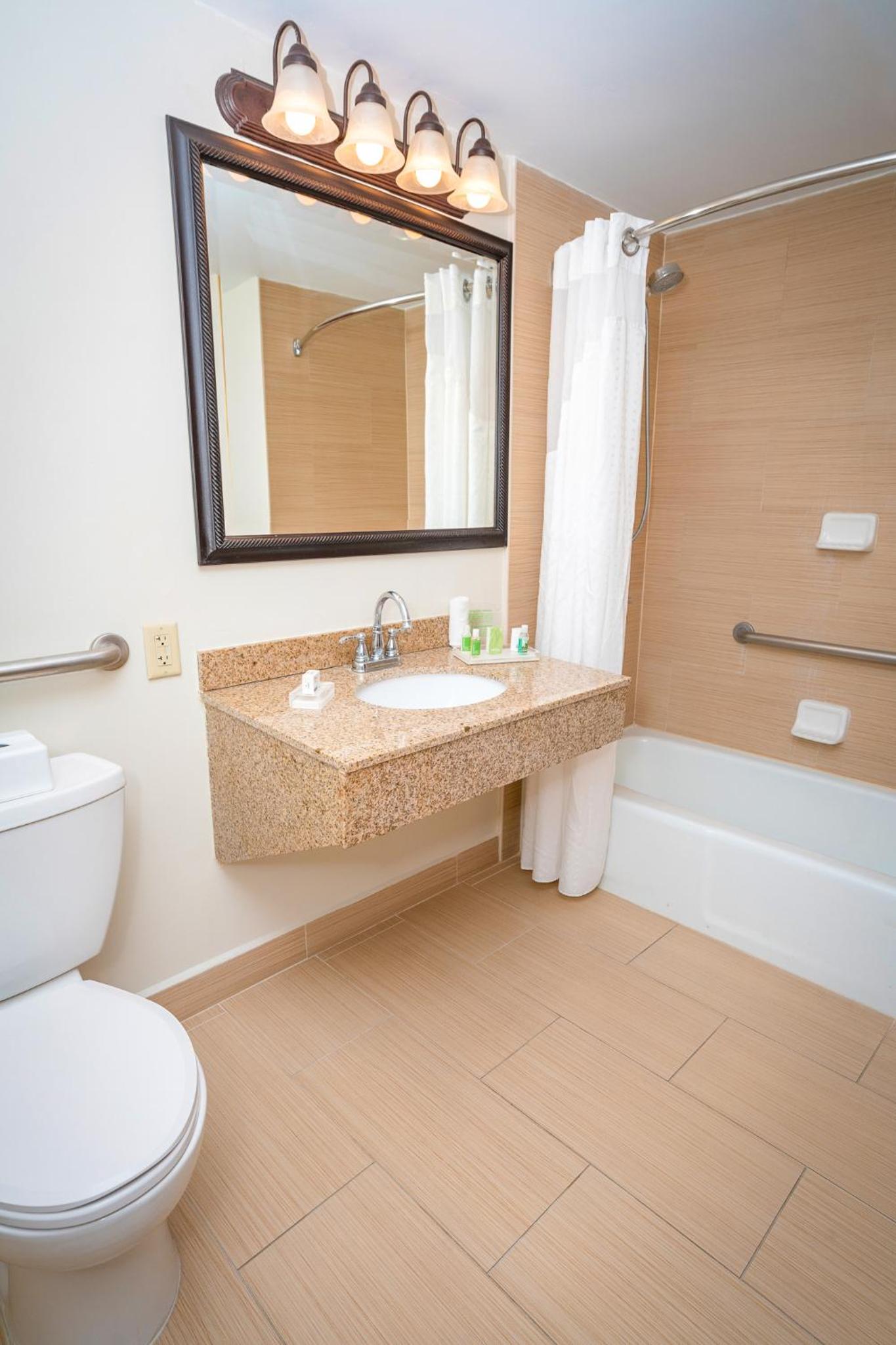 Queen Room - Disability Access Tub - Photo 2