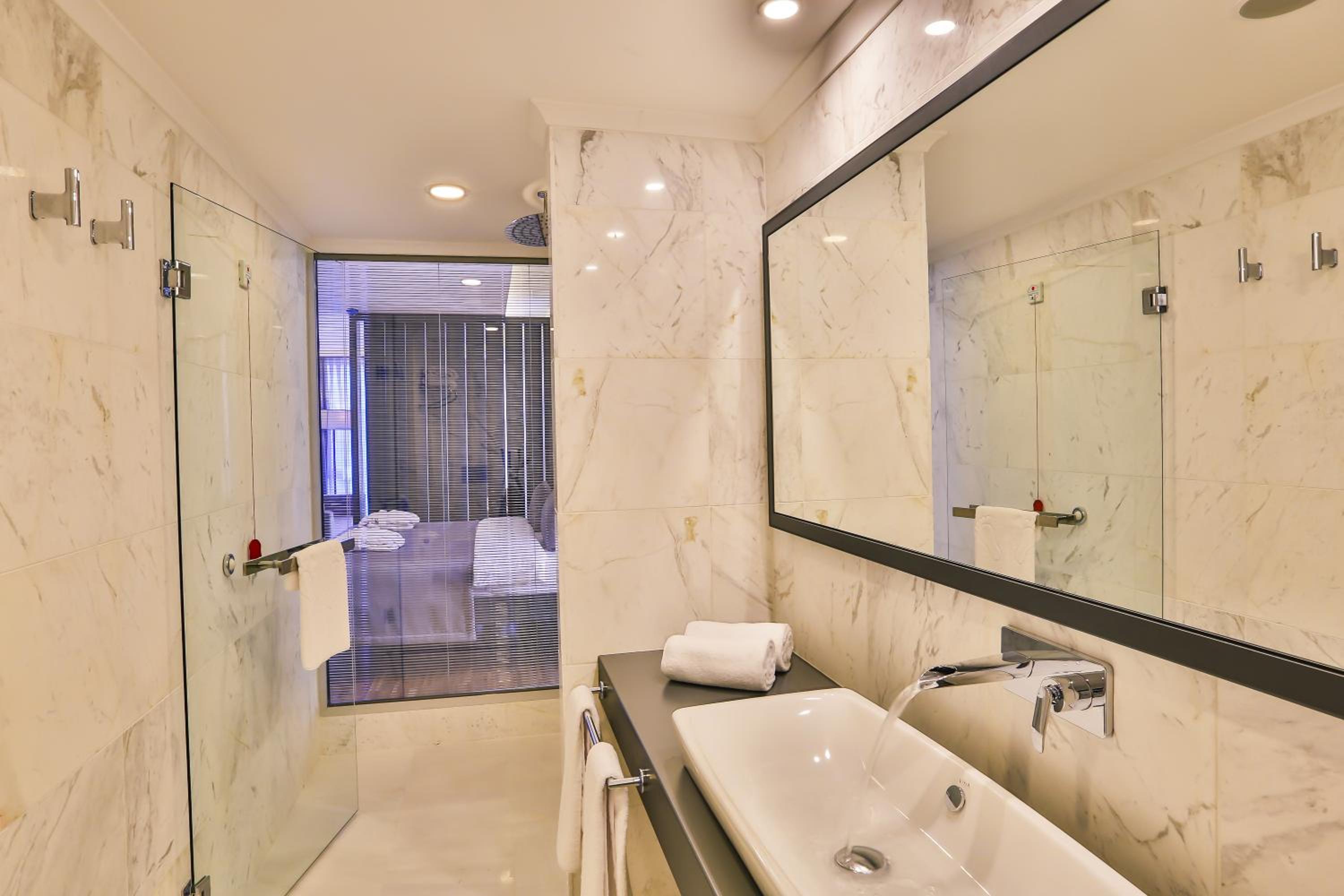 Superior Triple Room thumbnail 5
