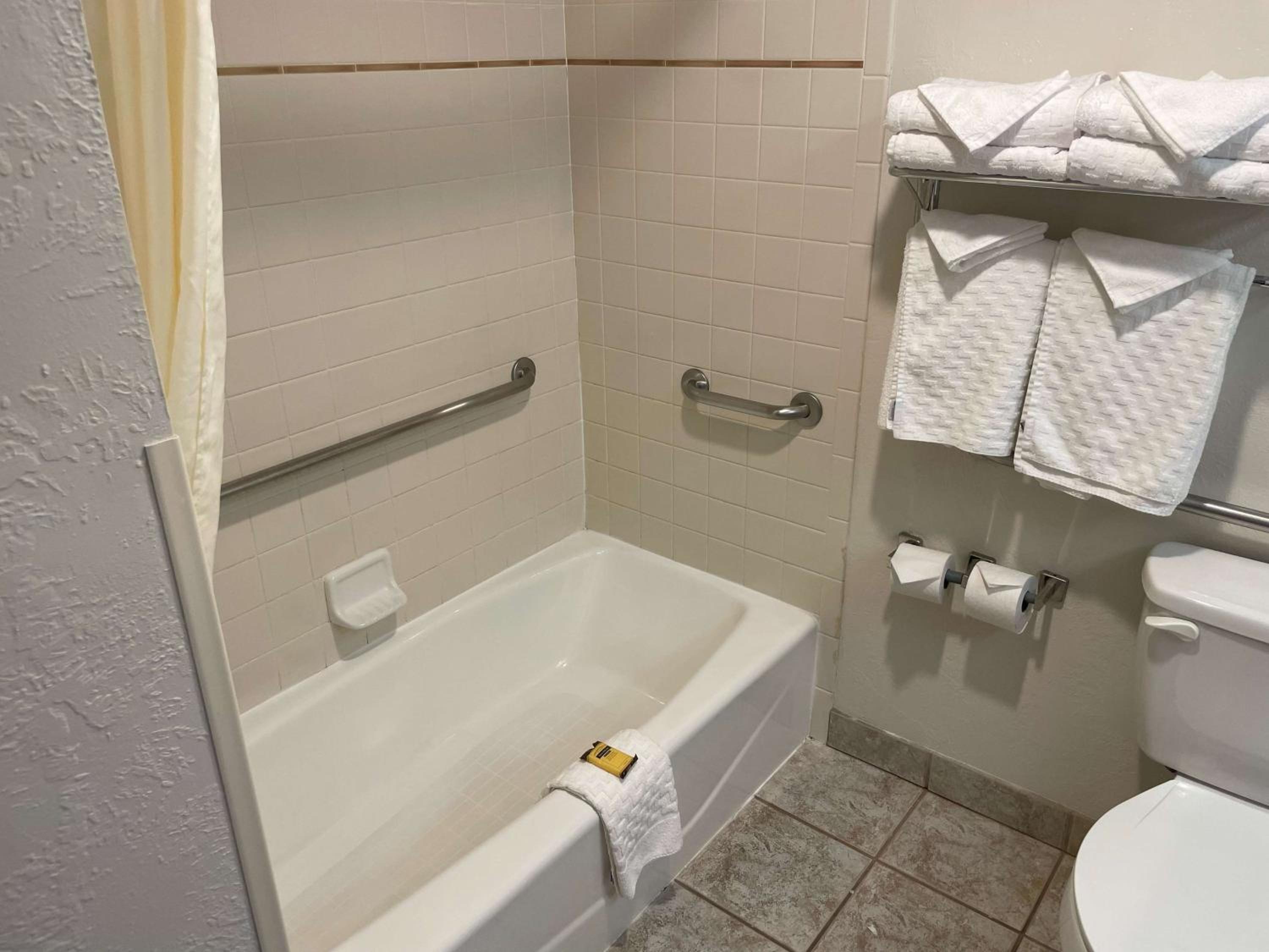 King Room with Bath Tub - Disability Access/Non-Smoking  - Photo 2
