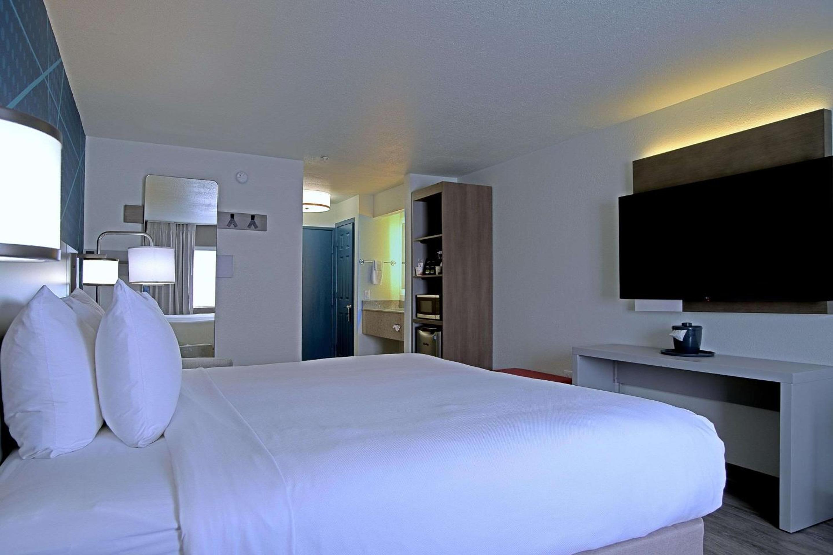 Standard King Room - Non-Smoking  - Photo 1