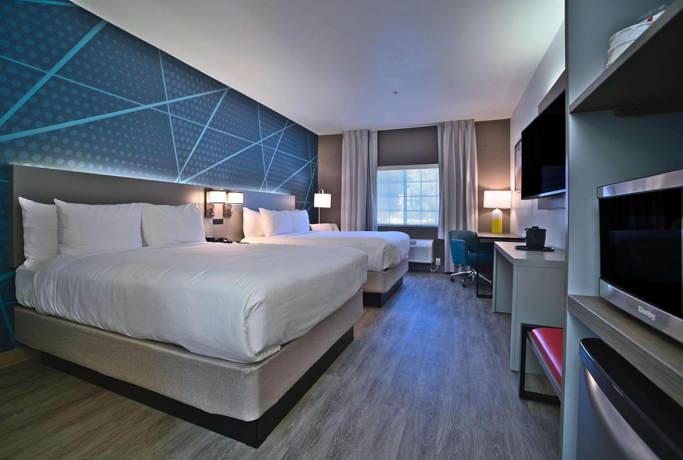 Queen Room with Two Queen Beds - Non-Smoking - Photo 1