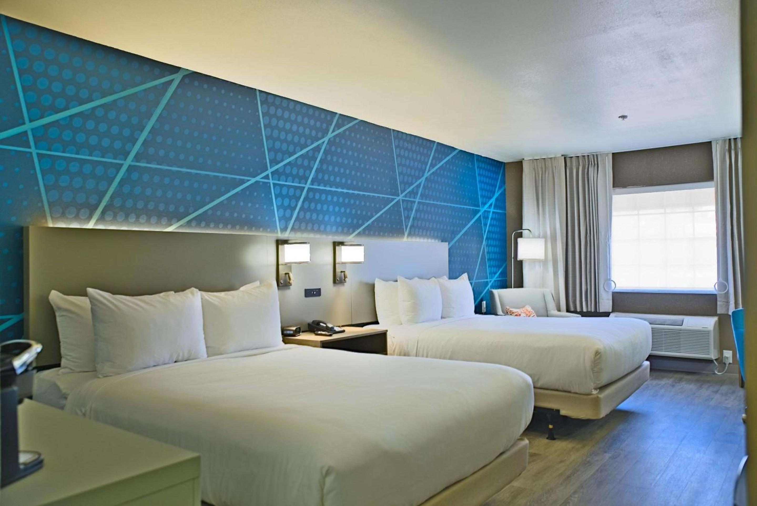 Standard Queen Room with Two Queen Beds and Tub - Accessible/Non-Smoking - Photo 1