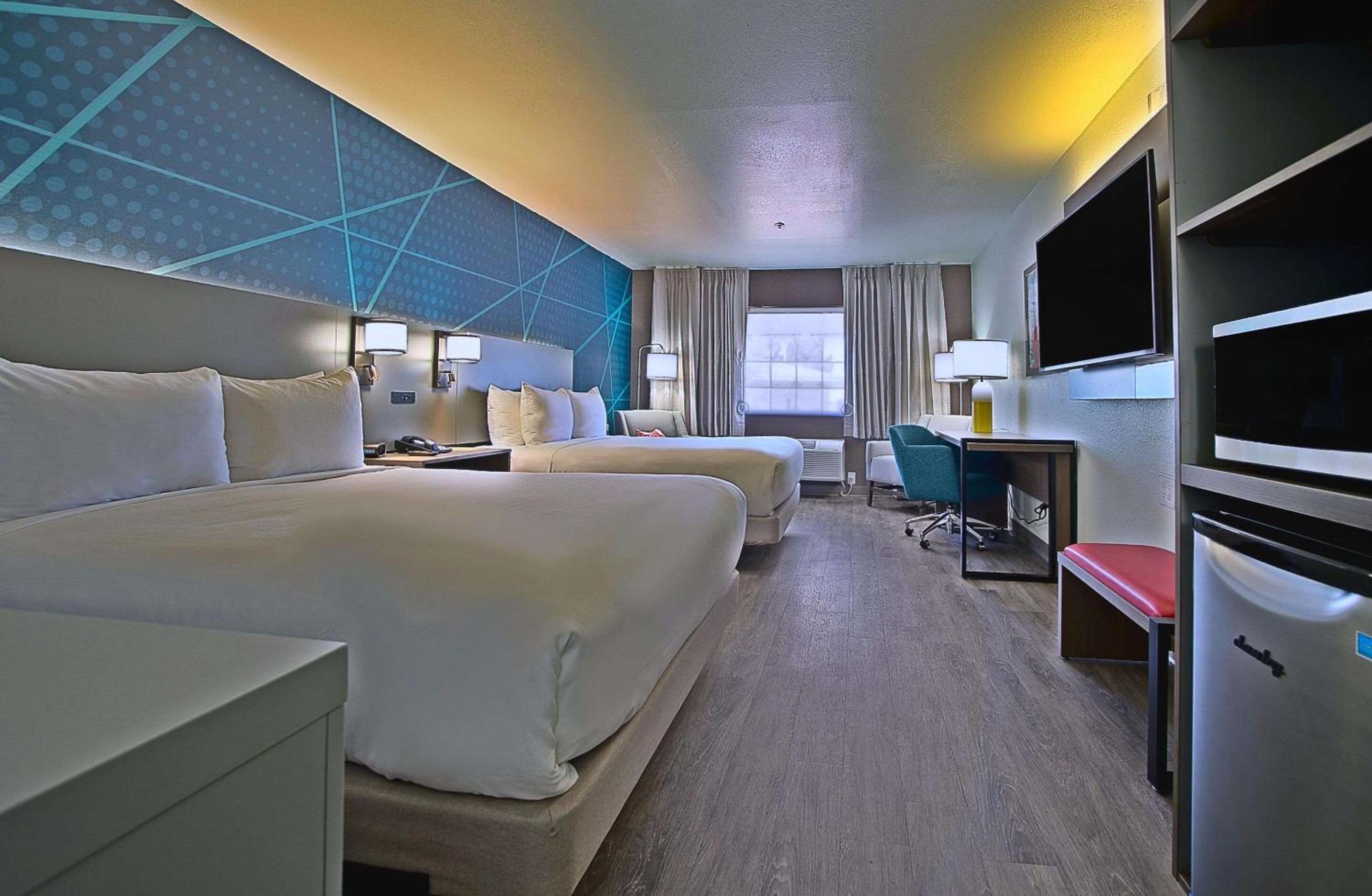 Standard Queen Room with Two Queen Beds and Tub - Accessible/Non-Smoking - Photo 4