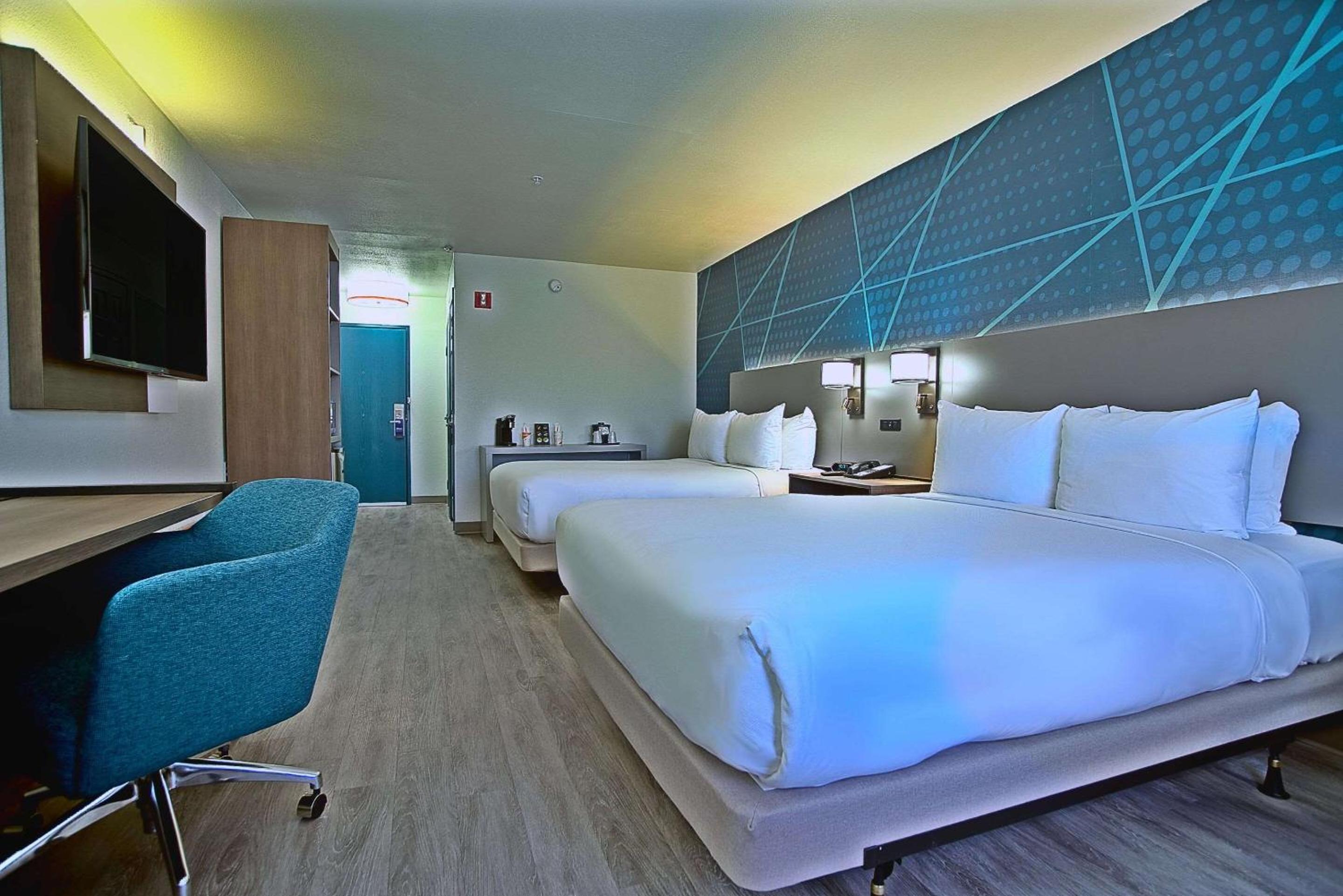 Standard Queen Room with Two Queen Beds and Tub - Accessible/Non-Smoking - Photo 2