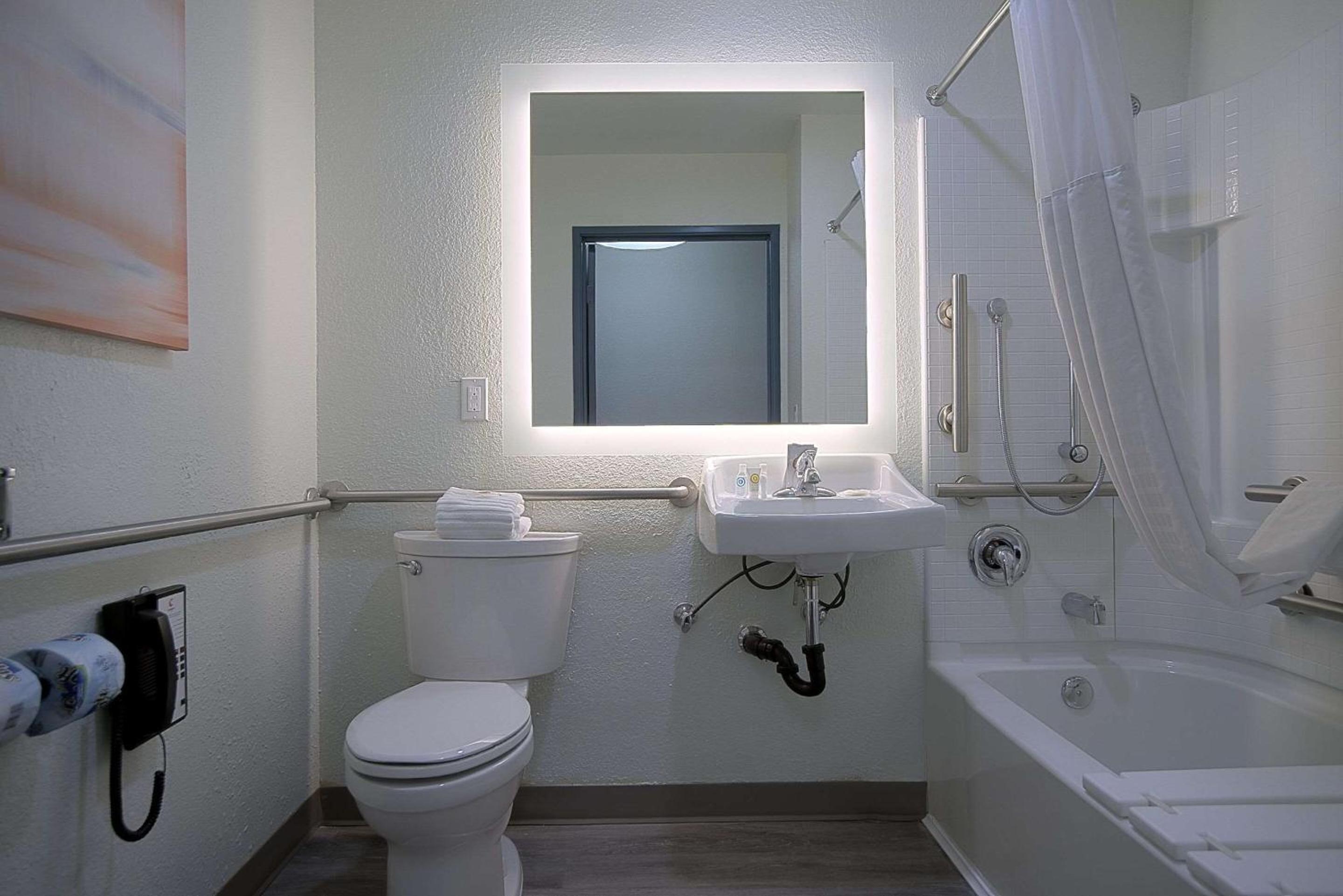 Standard Queen Room with Two Queen Beds and Tub - Accessible/Non-Smoking - Photo 3