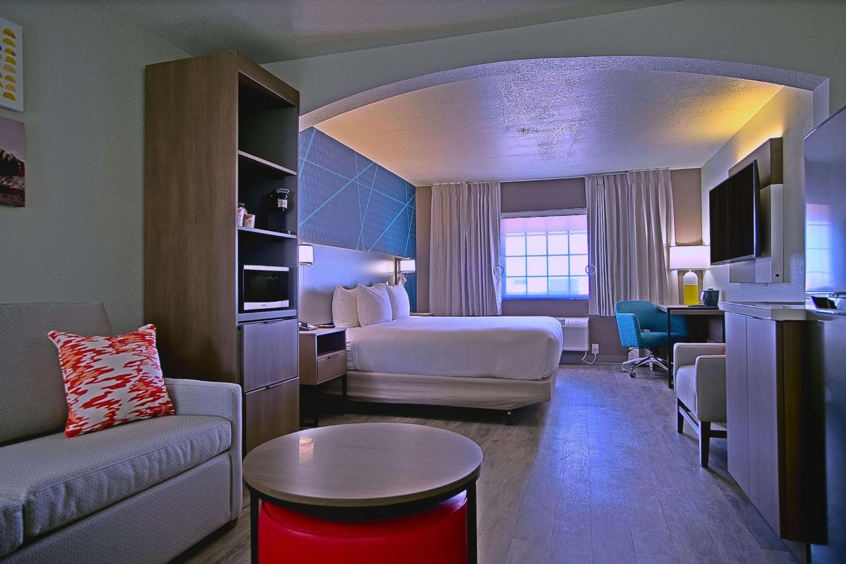 King Suite with Tub and Sitting Area - Accessible/Non-Smoking - Photo 1