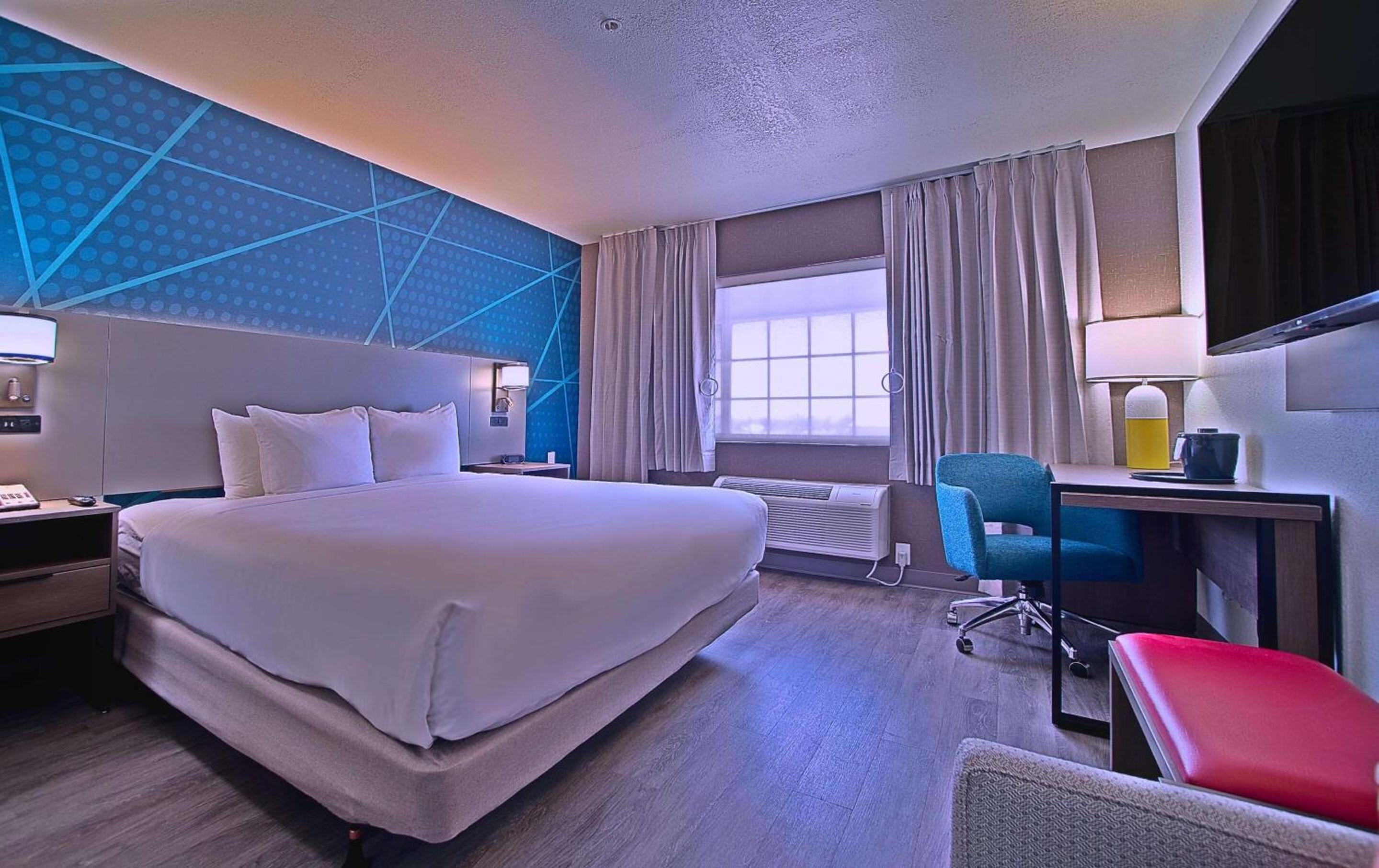 King Suite with Tub and Sitting Area - Accessible/Non-Smoking - Photo 2