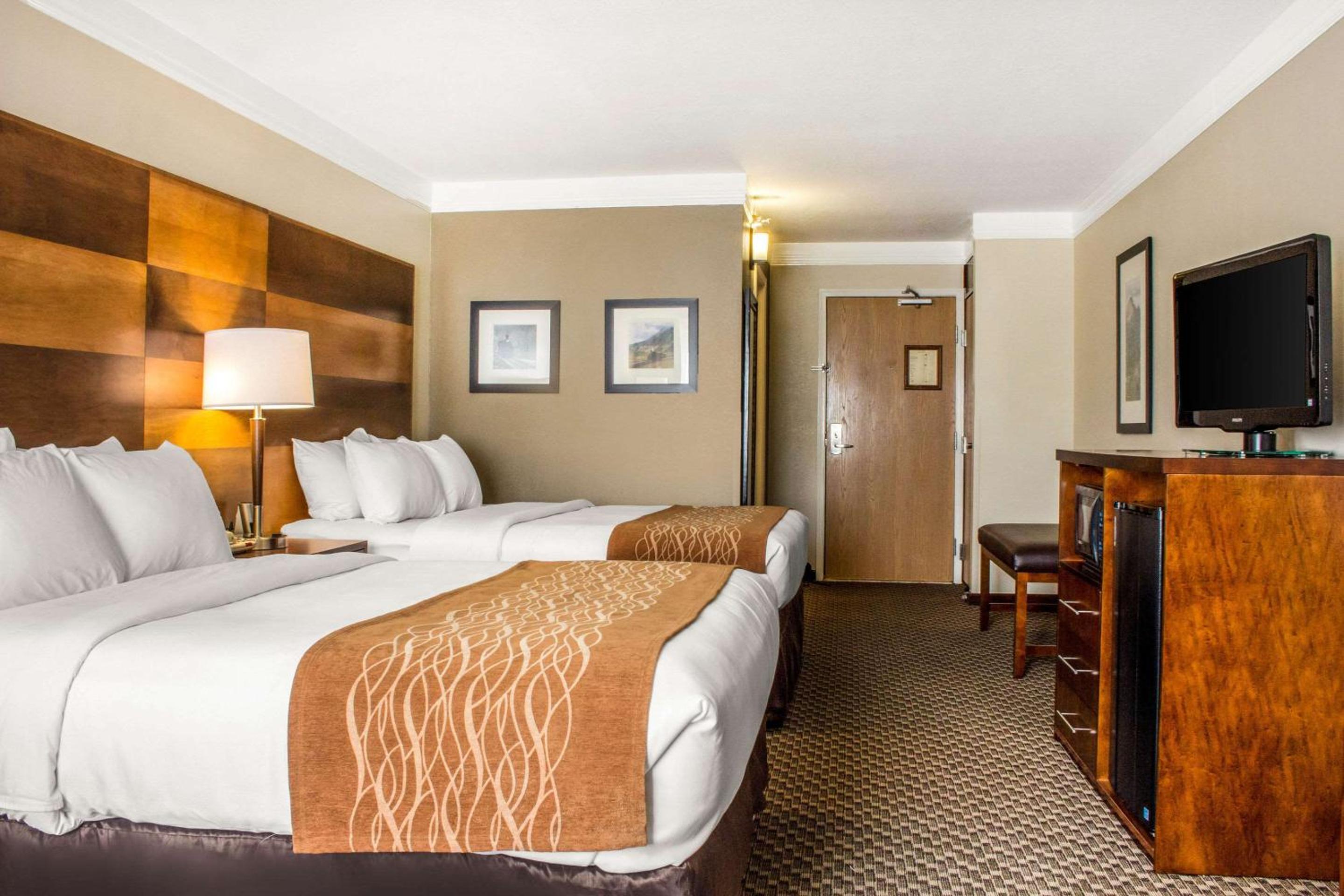 Queen Room with Two Queen Beds - Non-Smoking - Photo 6