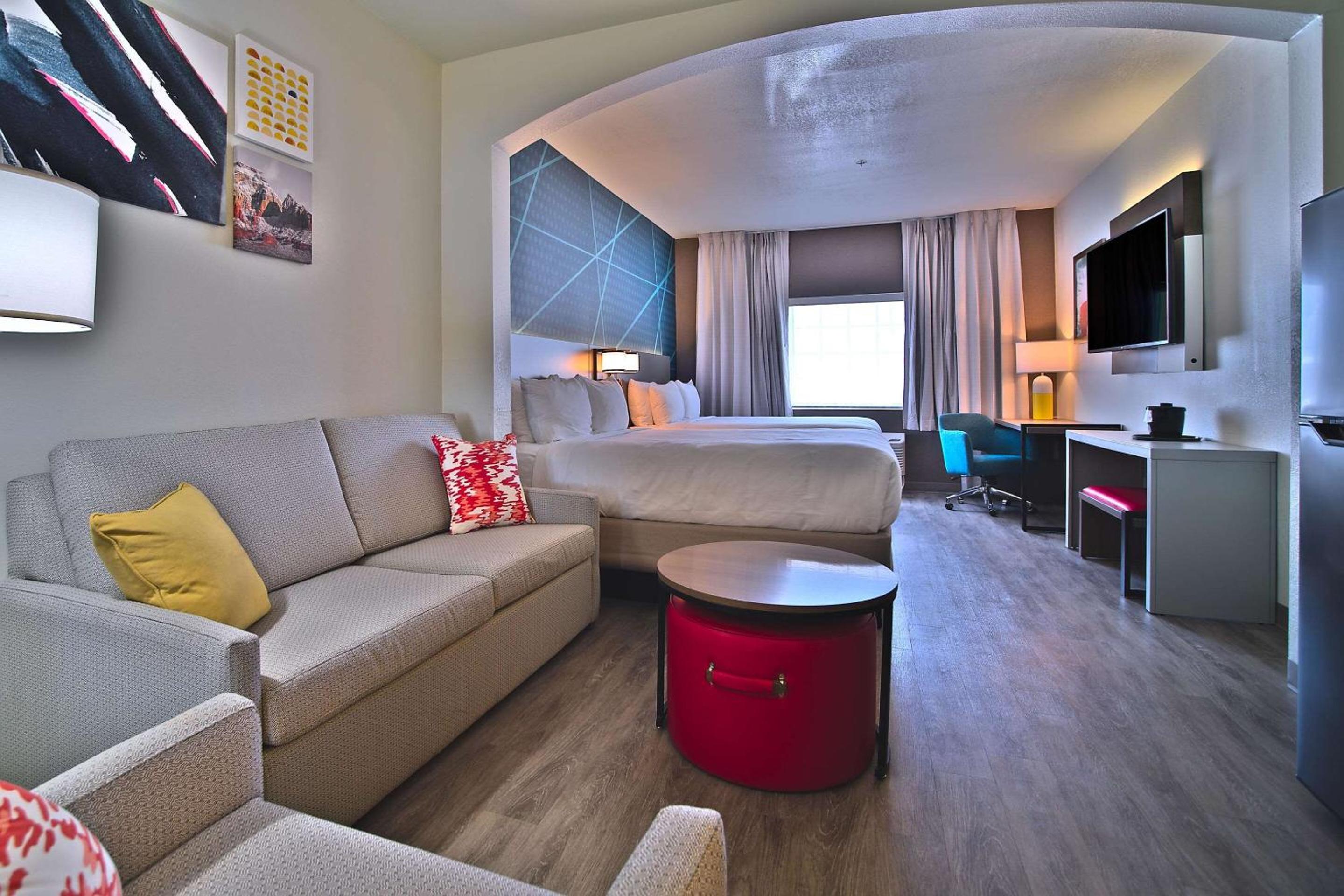 Queen Suite with Two Queen Beds and Sitting Area - Non-Smoking - Photo 1