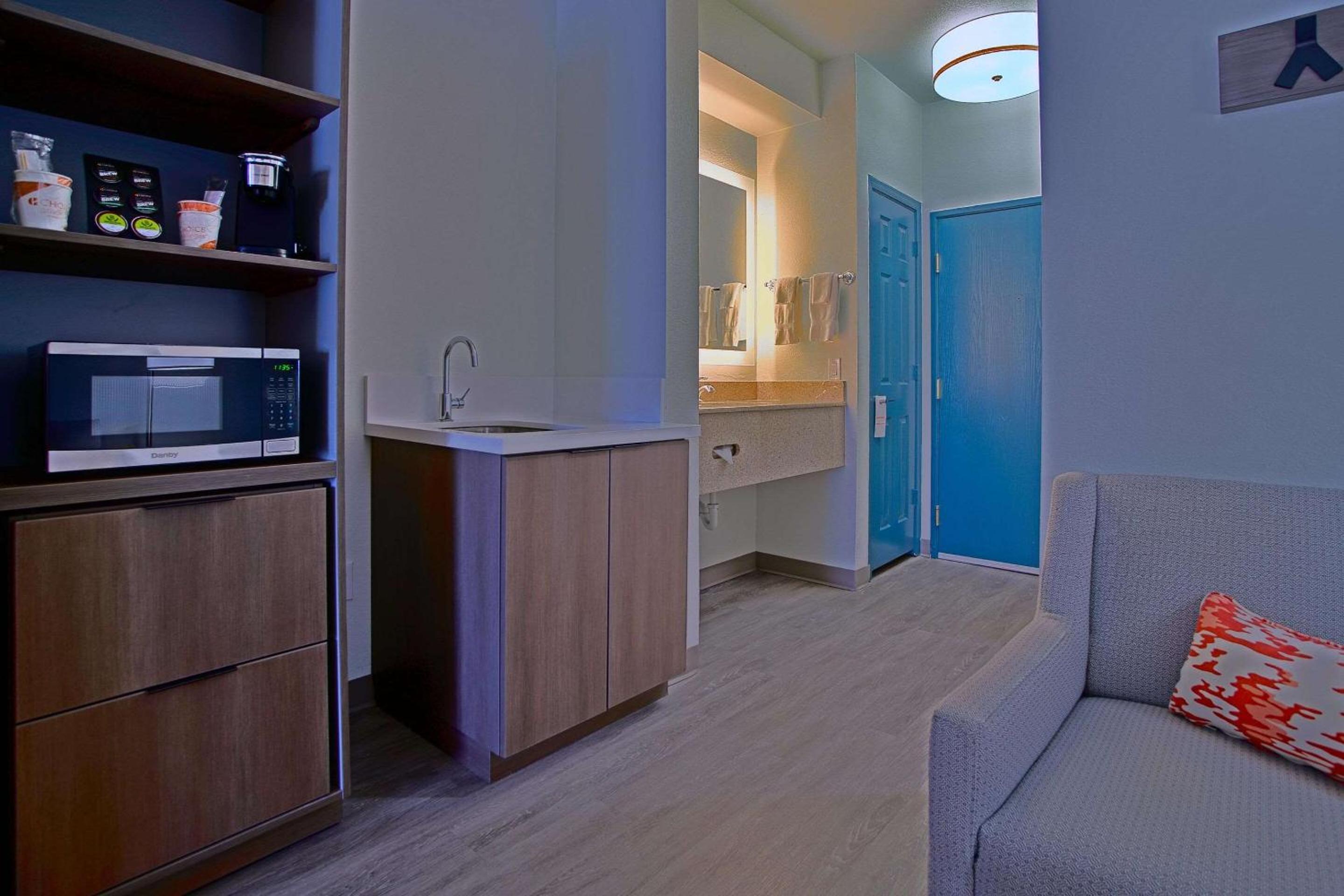 Queen Suite with Two Queen Beds and Sitting Area - Non-Smoking - Photo 5