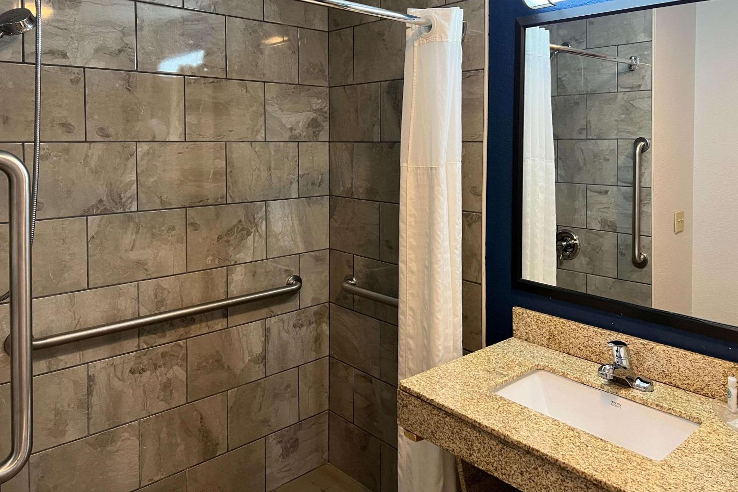 King Suite - Accessible/Non-Smoking - Photo 4