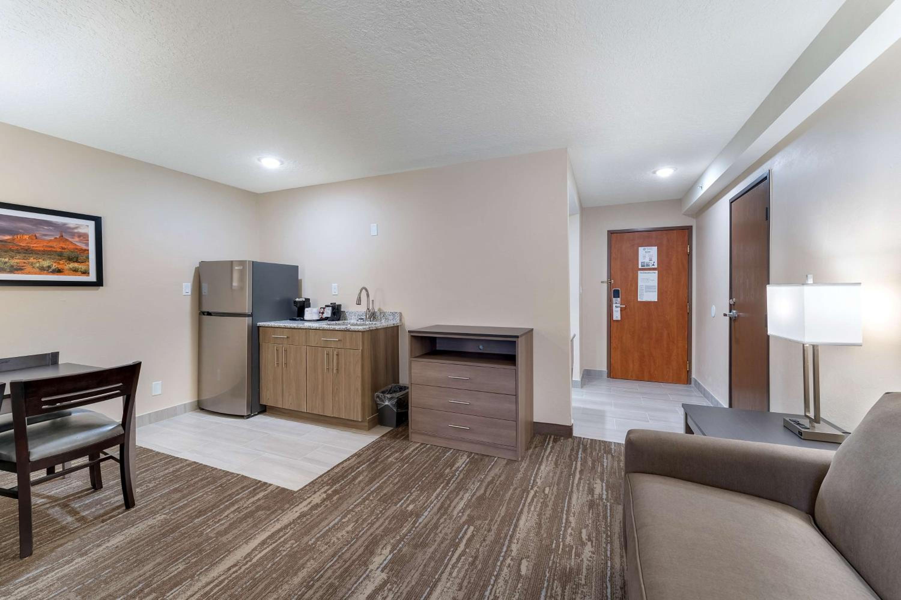 Queen Suite with Sofa Bed and Kitchenette - Non-Smoking photo 3