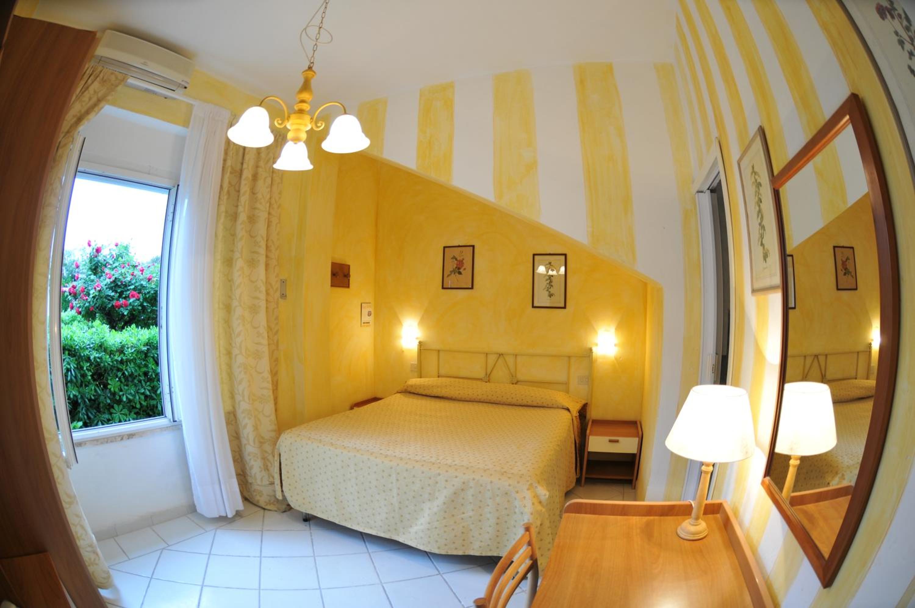 Double or Twin Room with Beach Access photo 1