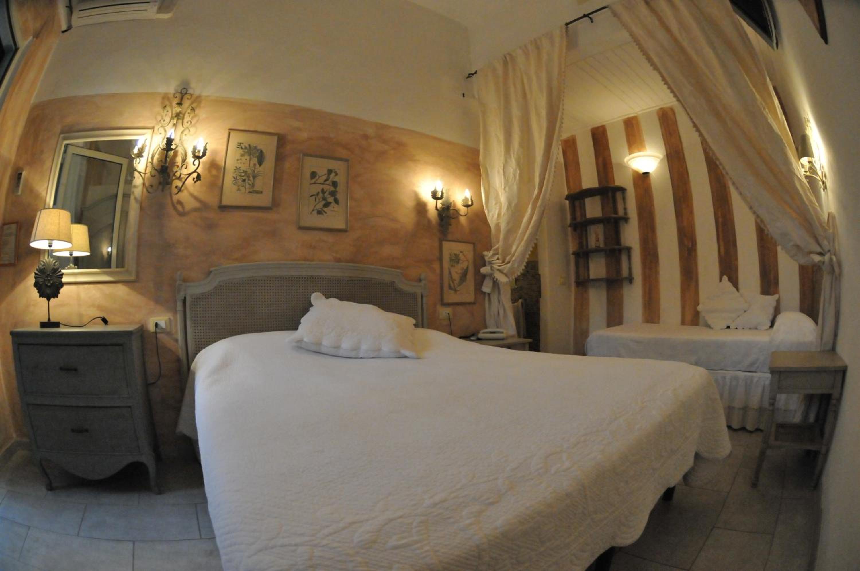 Triple Room with Beach Access photo 2