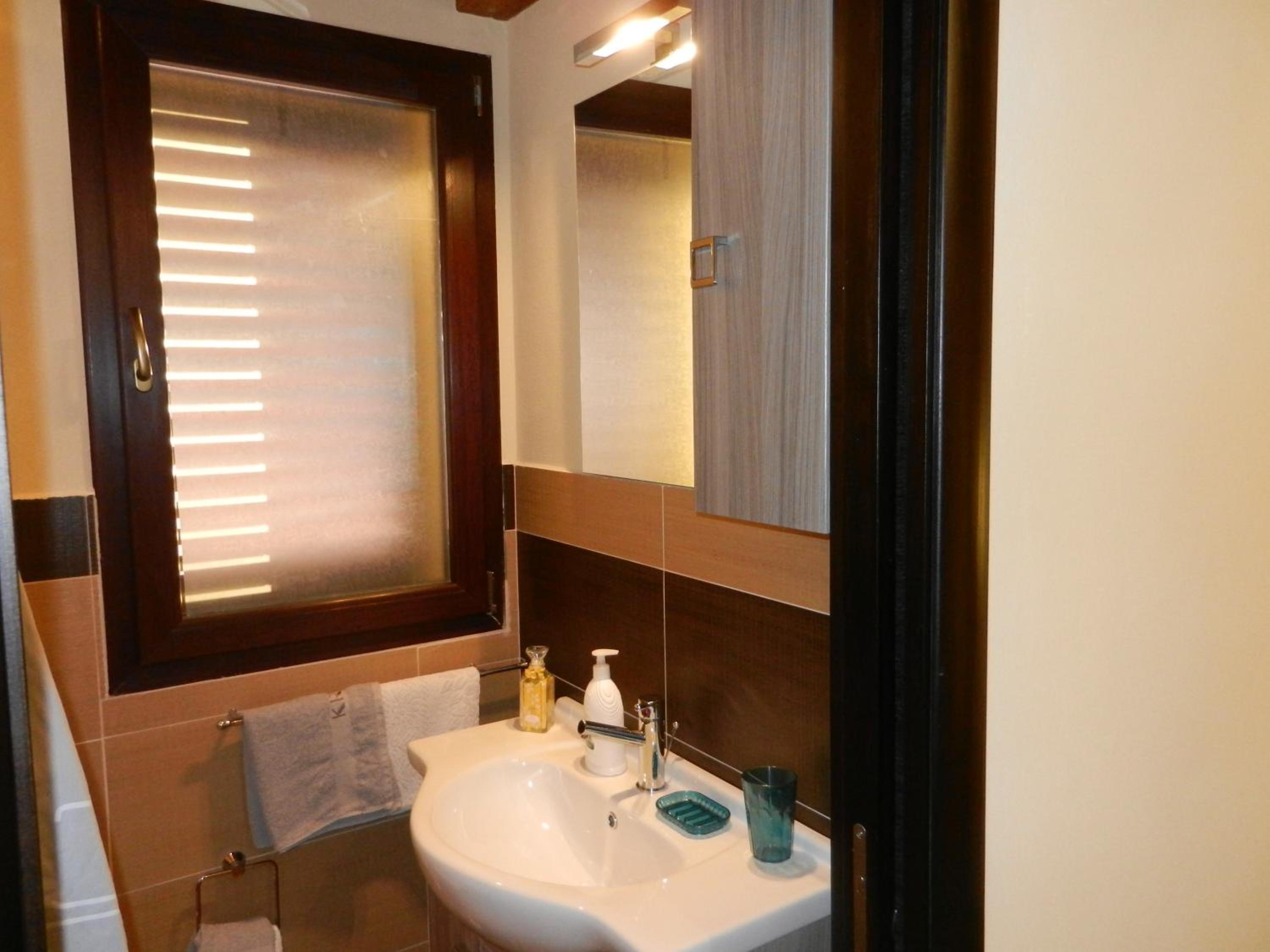 Two-Bedroom House - Photo 21