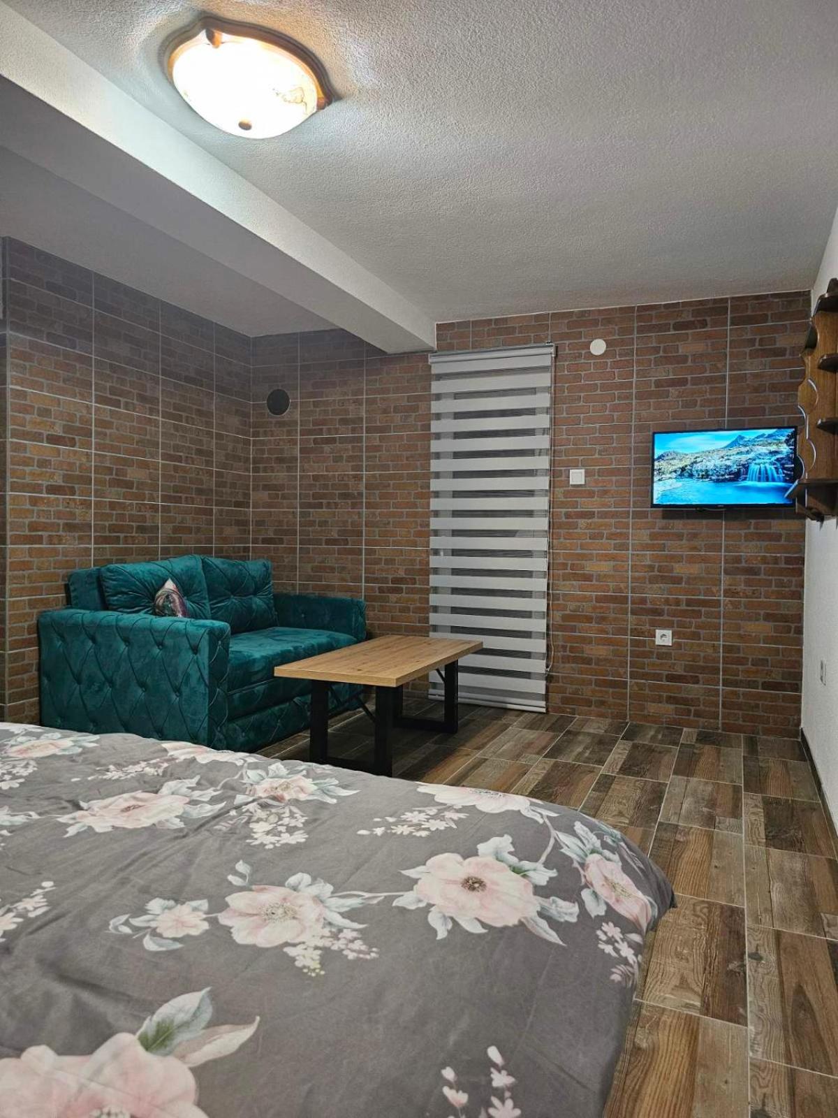One-Bedroom Apartment photo 1