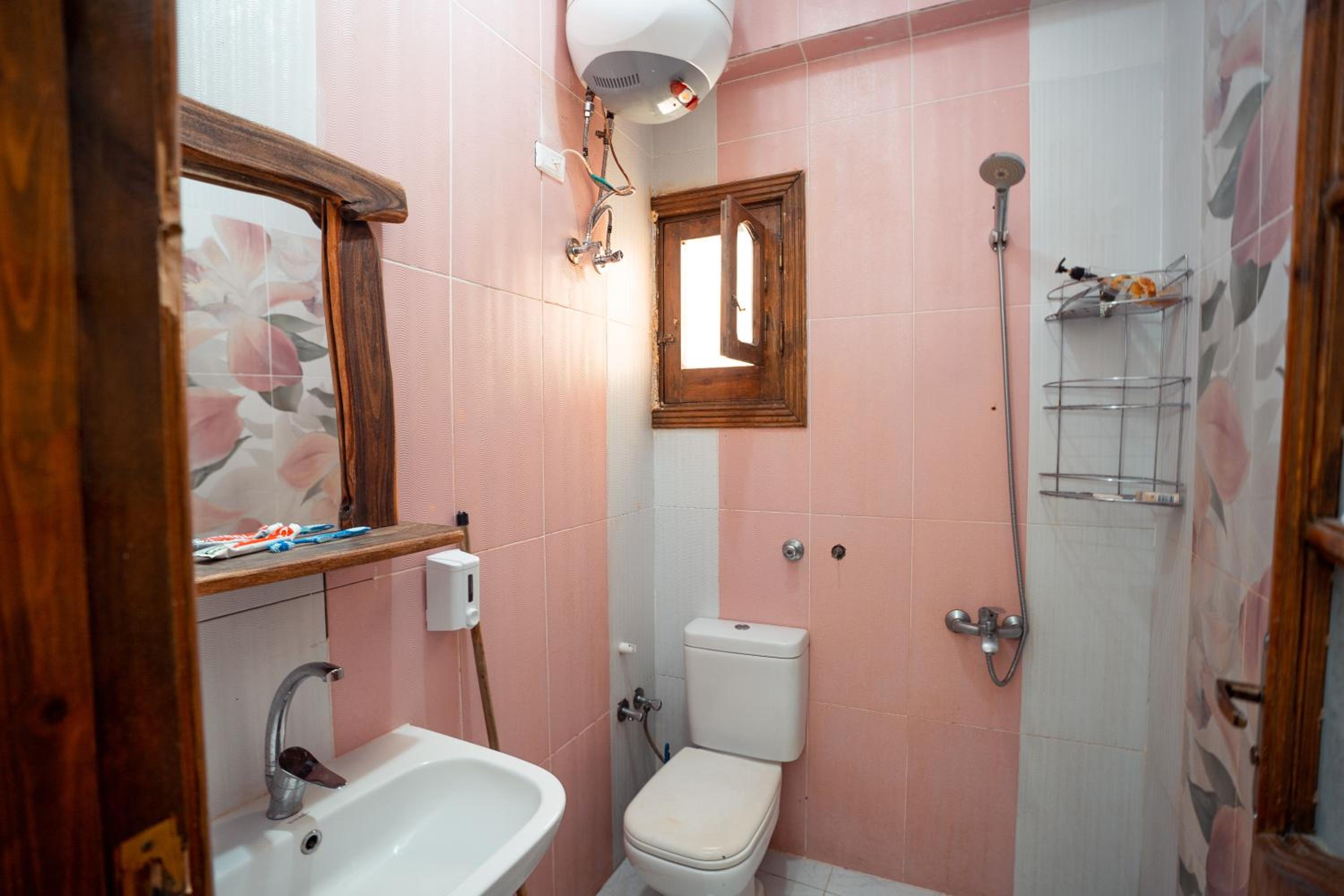 Double Room with Balcony - Photo 6