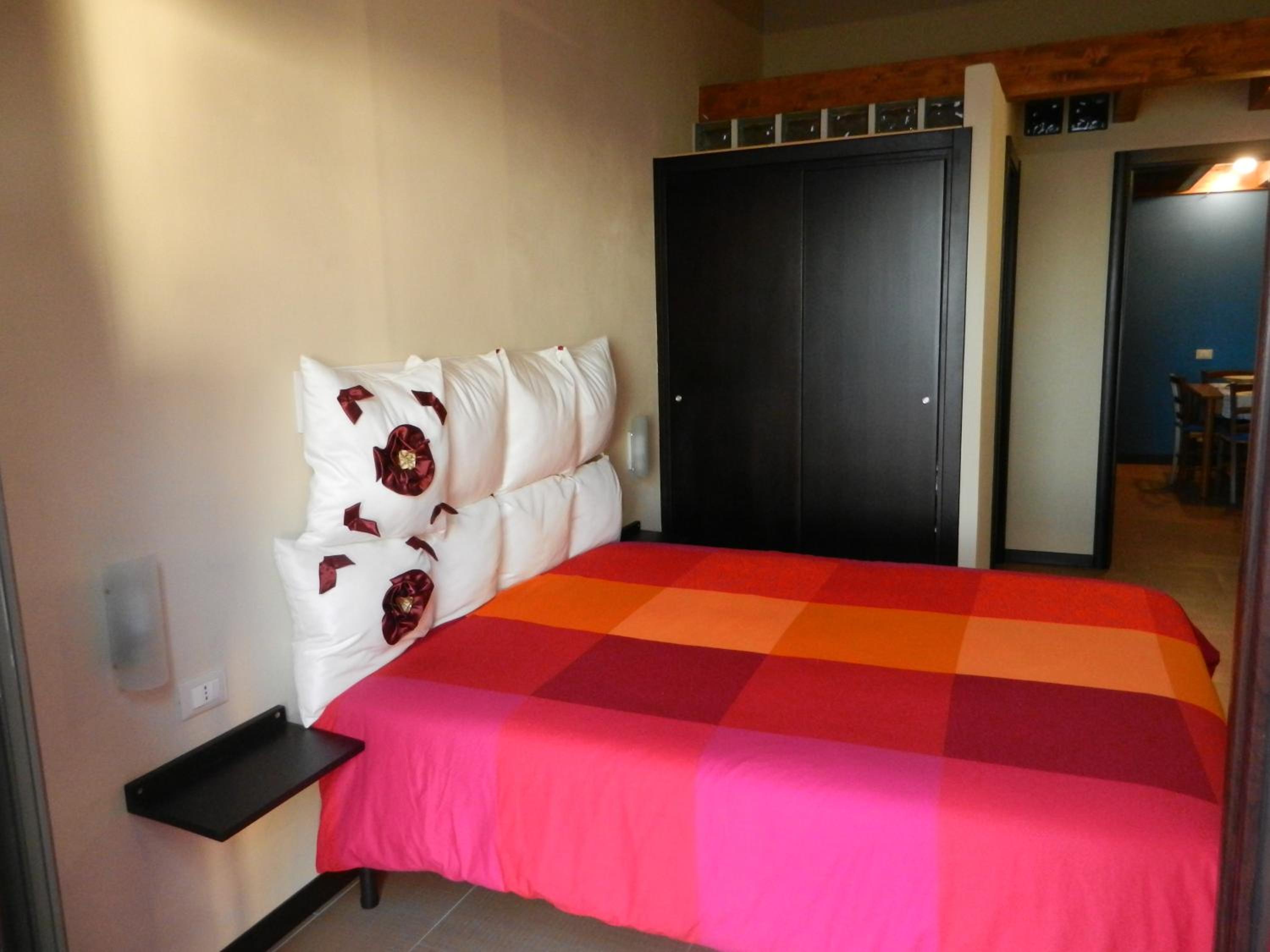 Two-Bedroom House - Photo 18