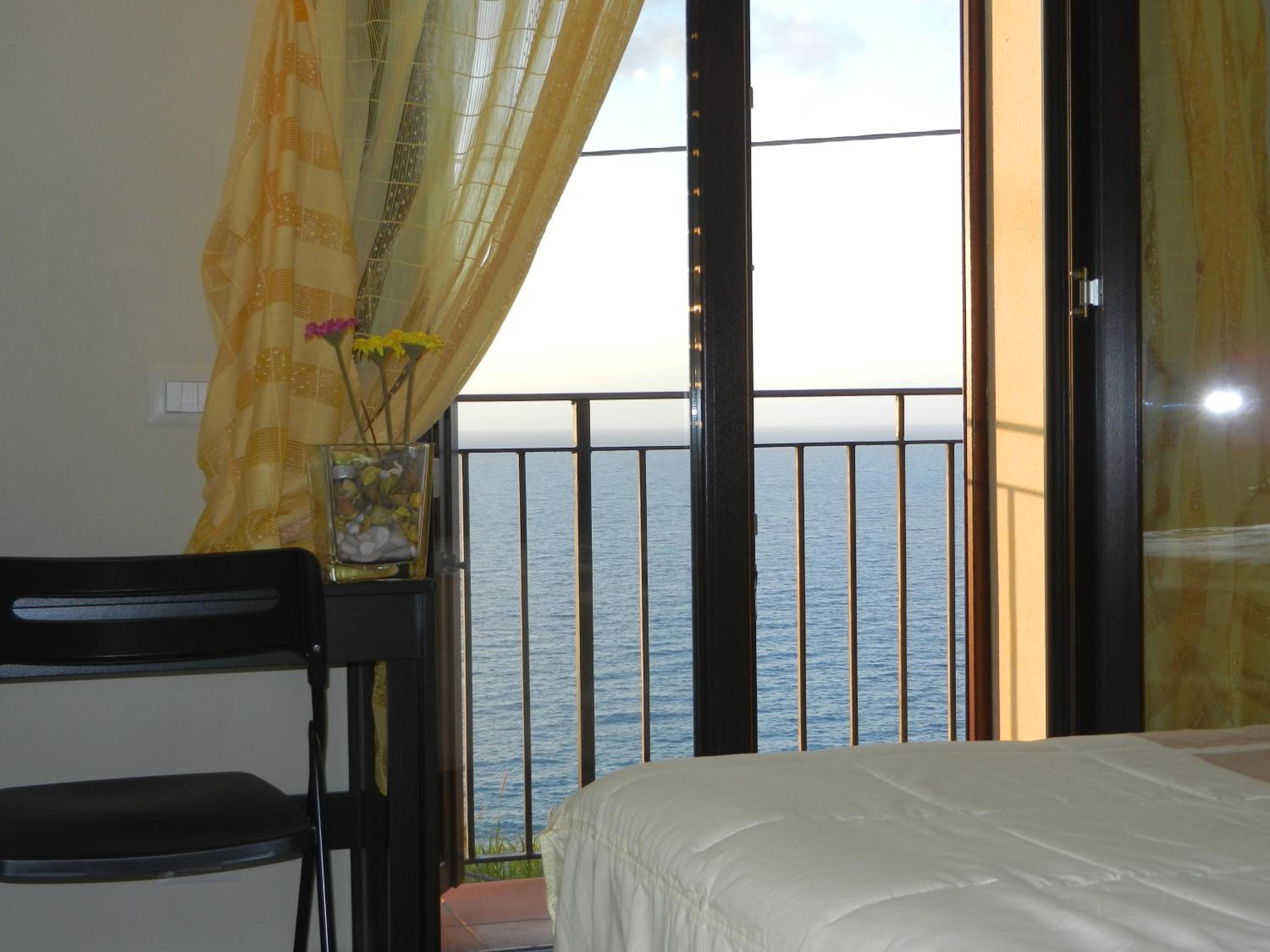 Two-Bedroom House - Photo 4