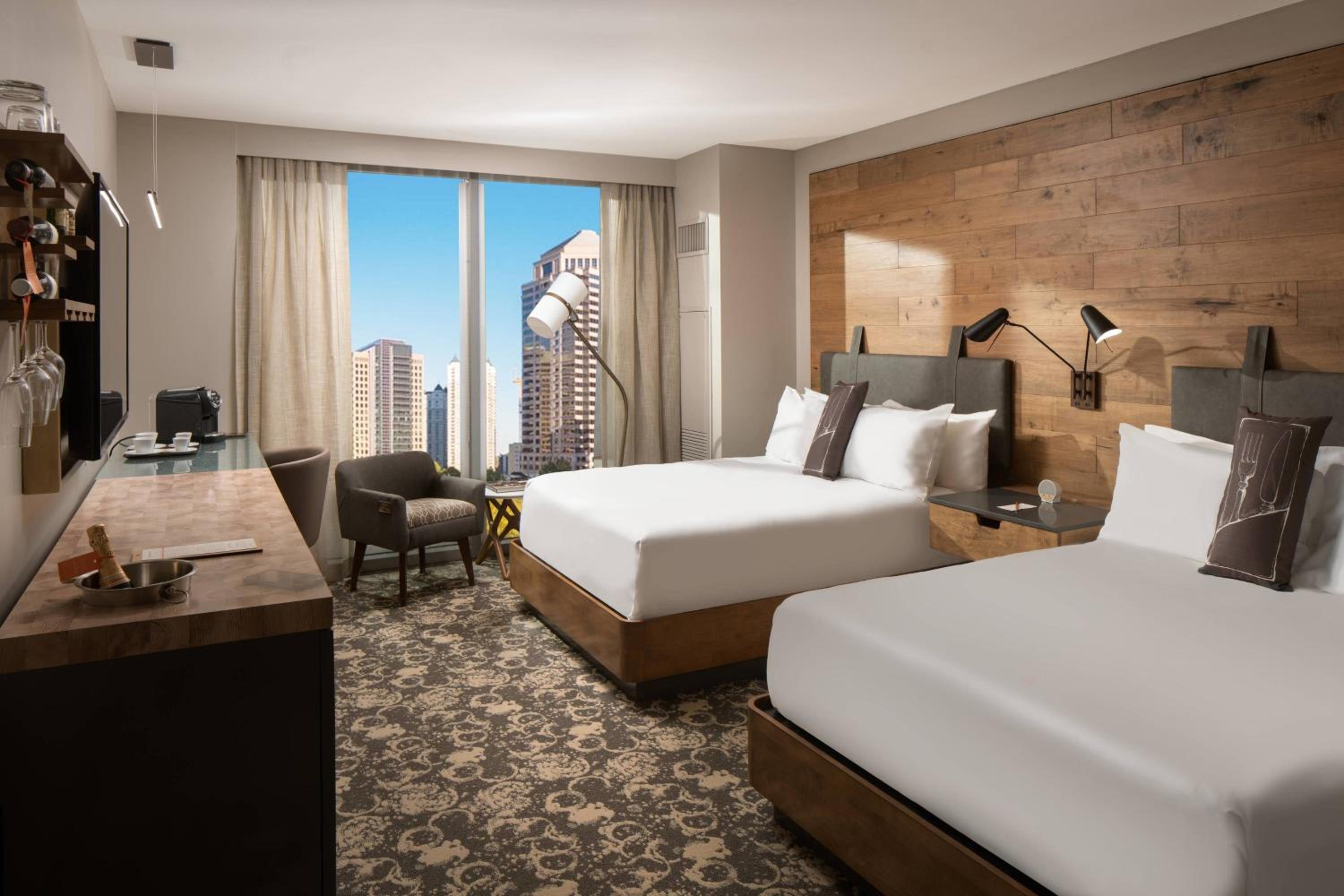 Queen Room with City View - Photo 1