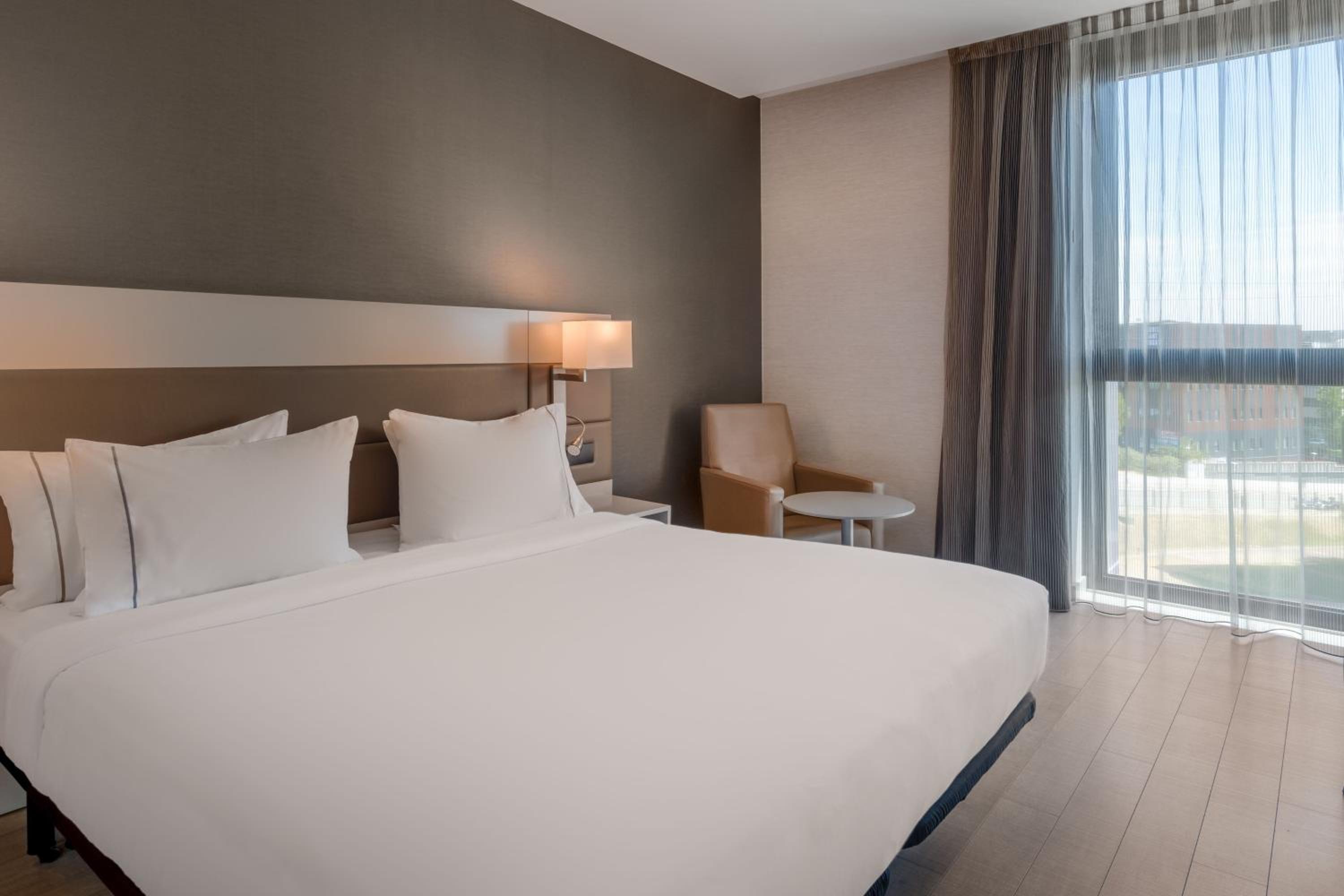 Standard room, Guest room, 1 King - Photo 1