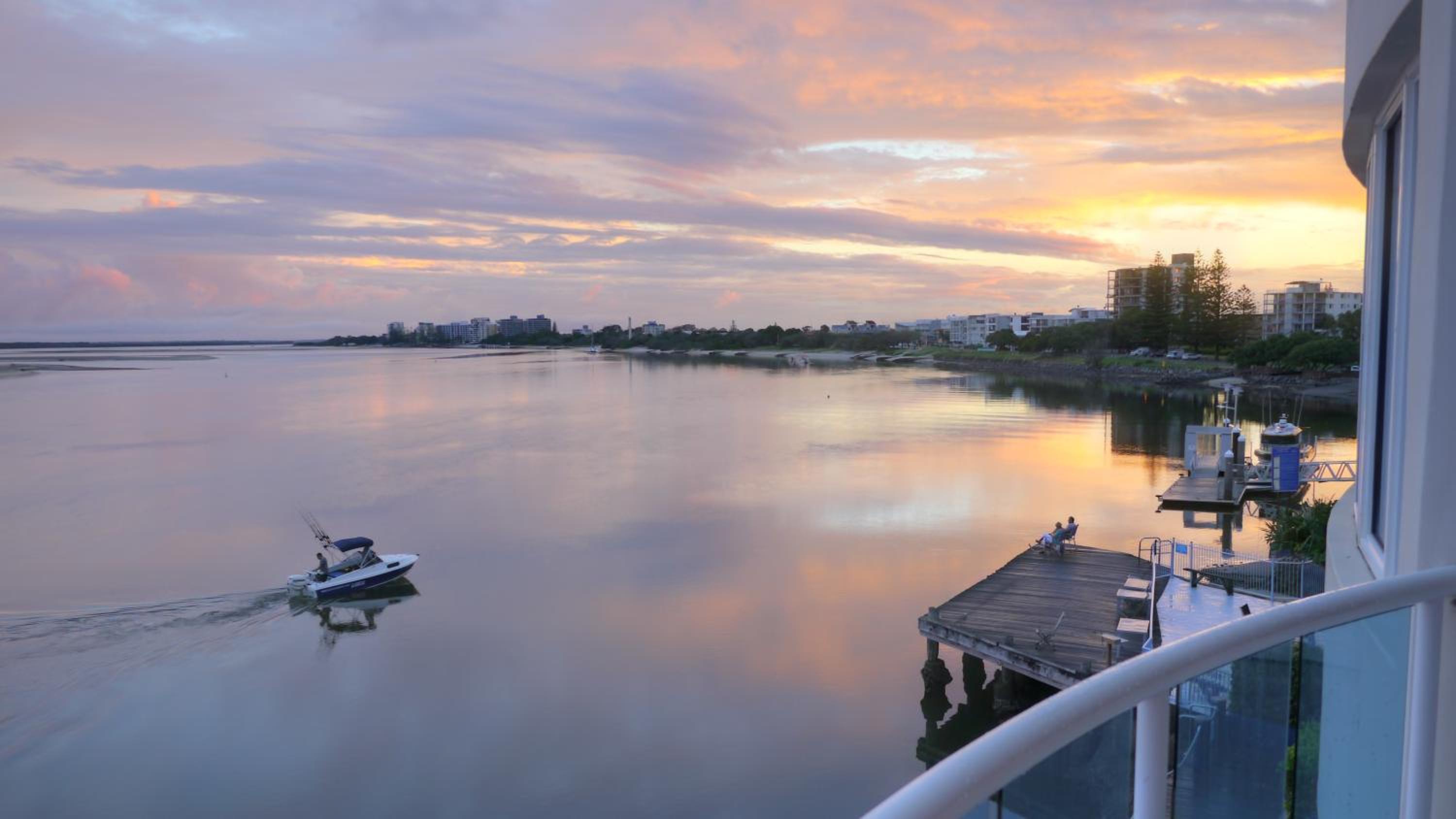 Deluxe Two-Bedroom Apartment - Absolute Waterfront photo 3