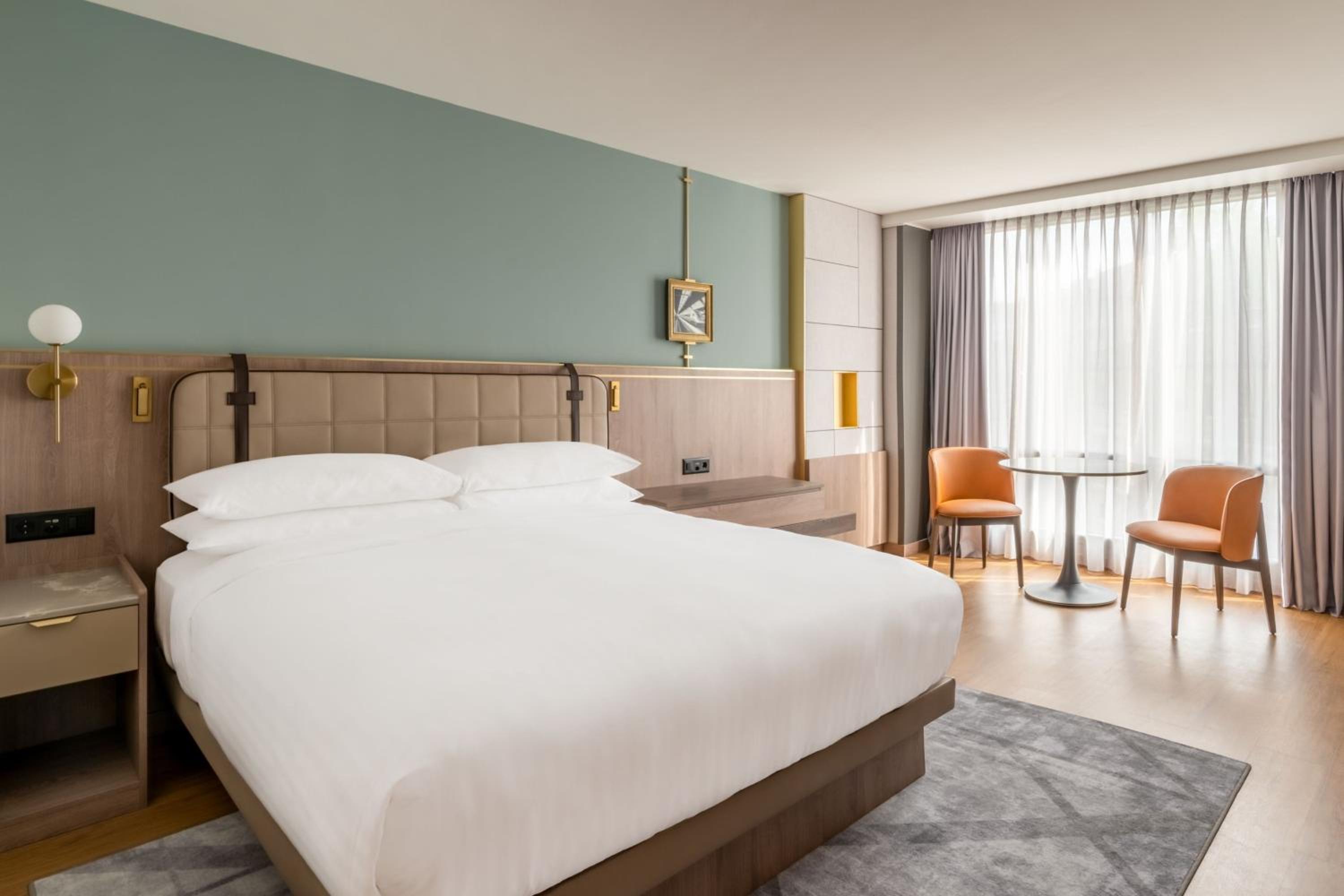 Deluxe King Room - Main Building - Photo 6