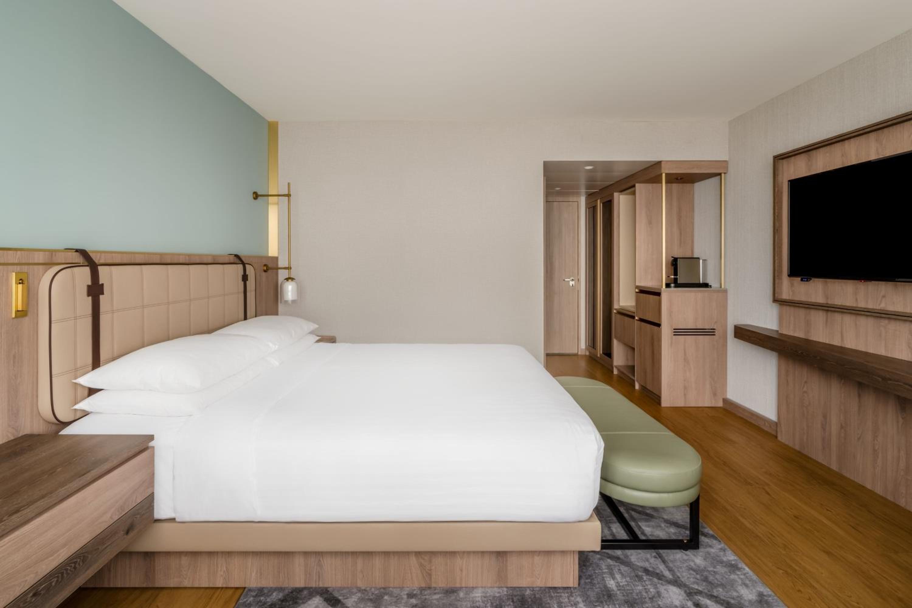 Deluxe King Room - Main Building - Photo 2