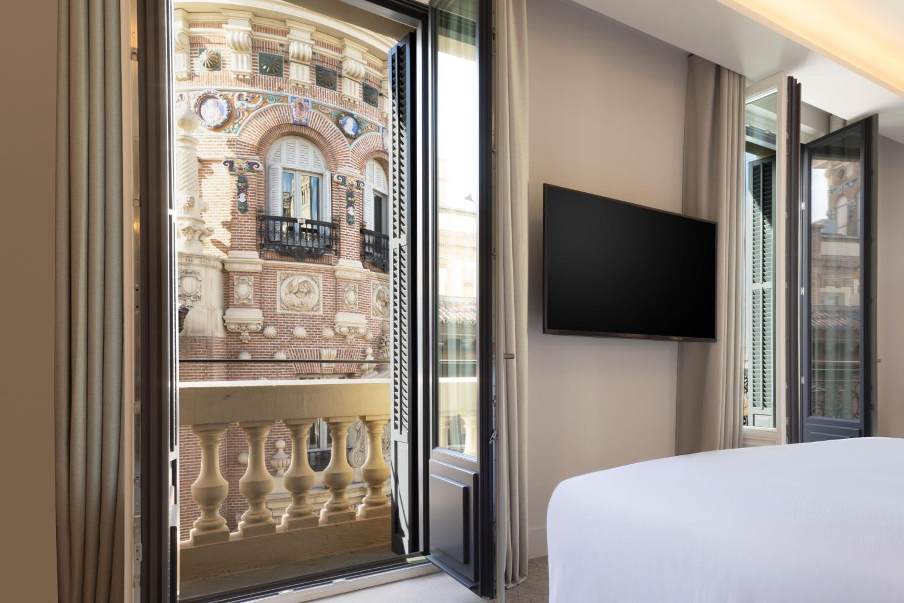 Premium Deluxe Corner King Room with City View