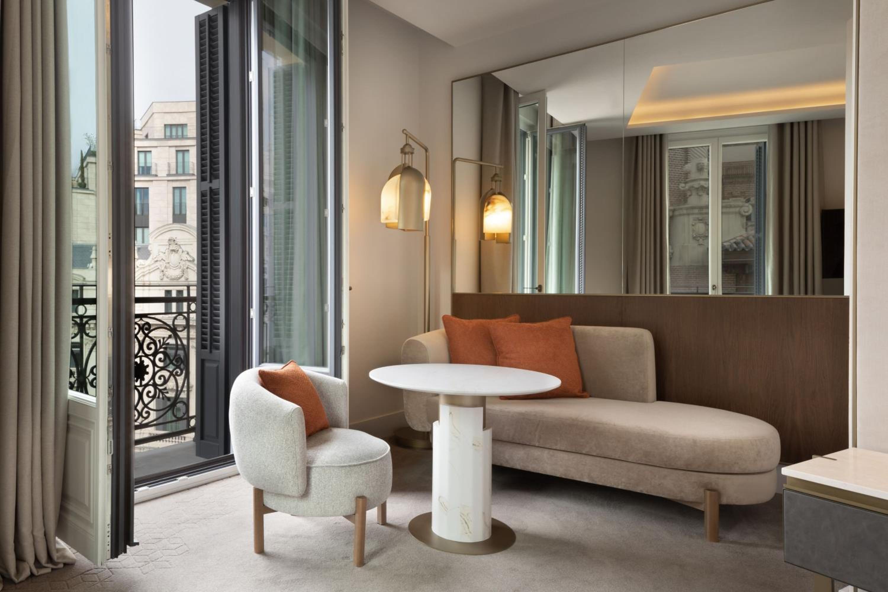 Premium Deluxe Corner King Room with City View
