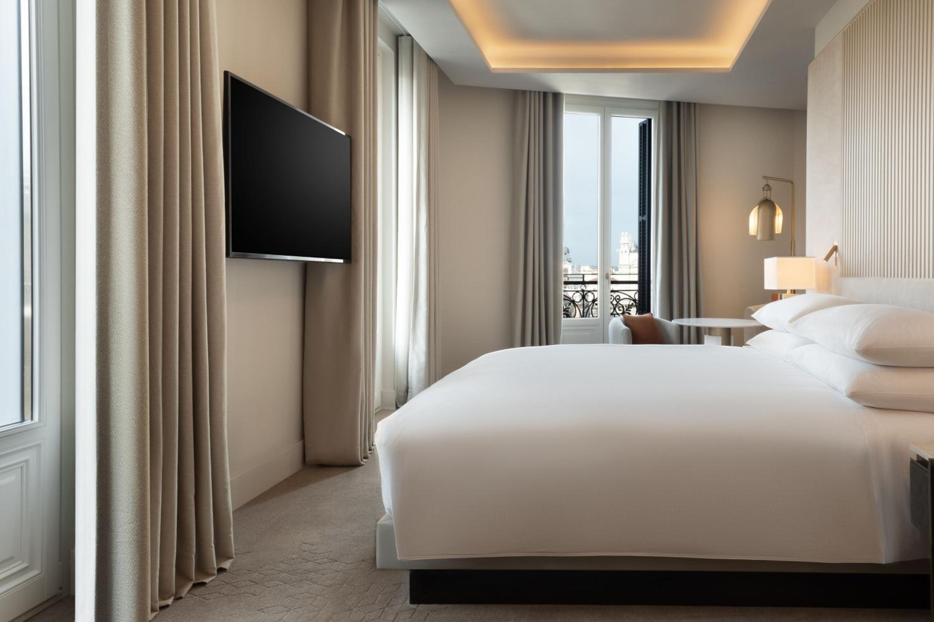 Premium Deluxe Corner King Room with City View