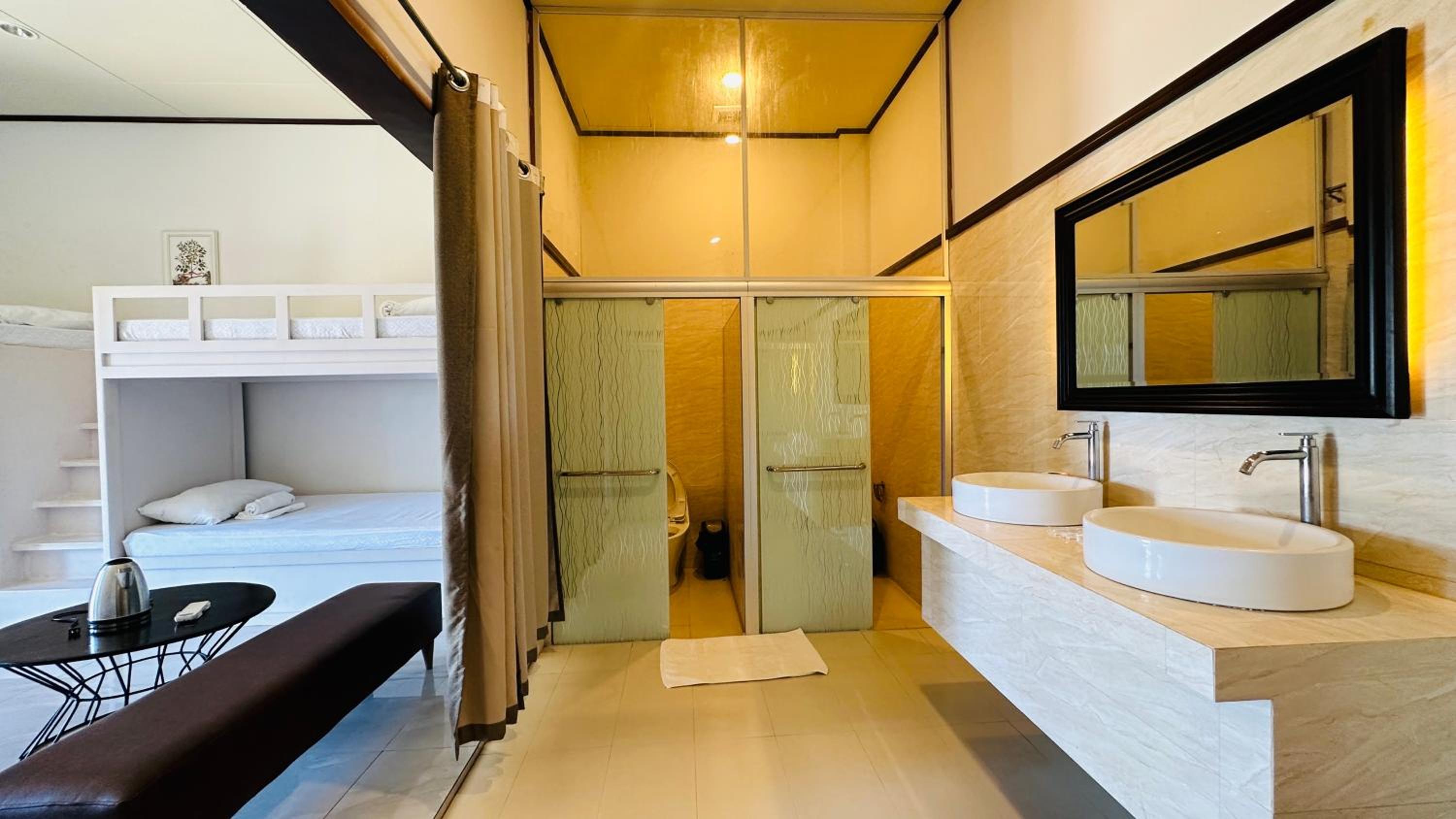 8-Bed Mixed Dormitory Room photo 3