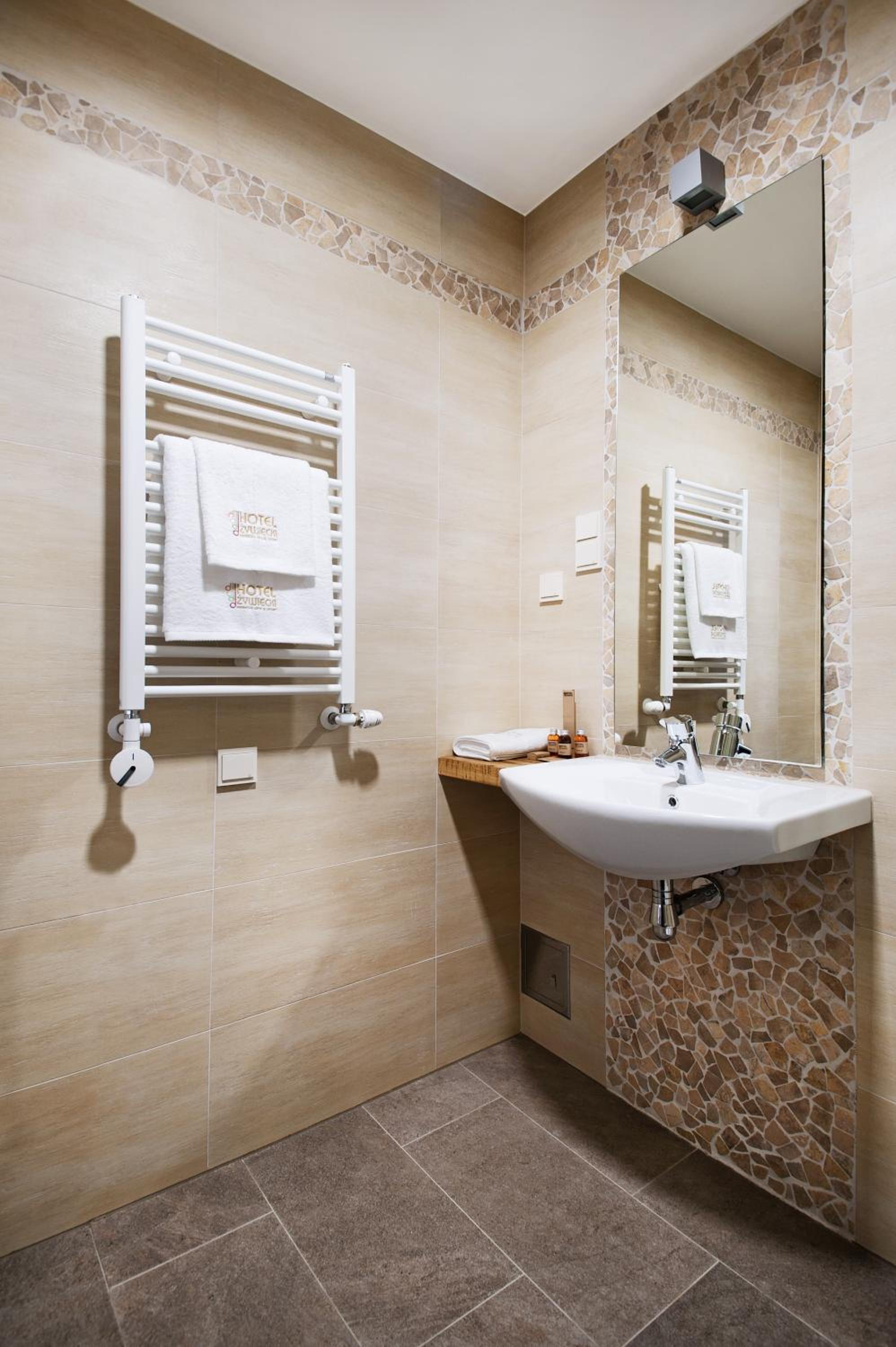Deluxe Double or Twin Room photo 2