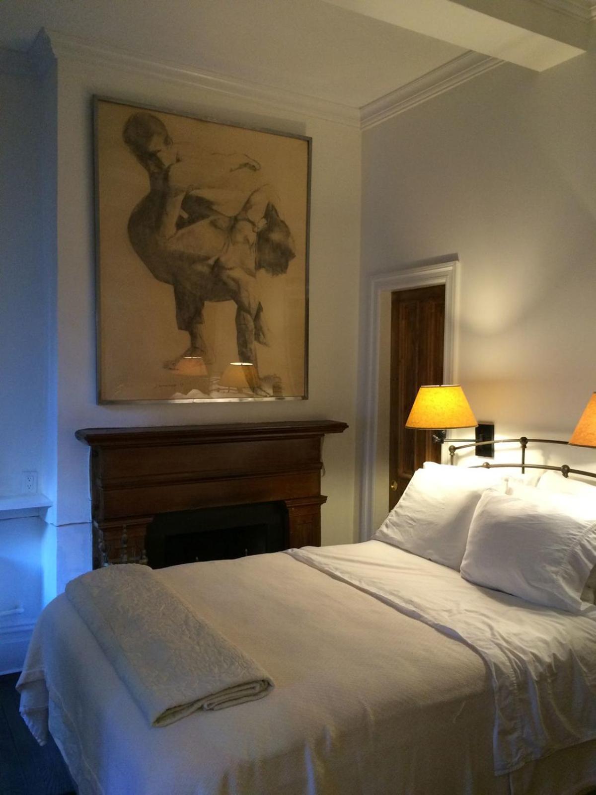 Surrey Studio With Full Size Bed