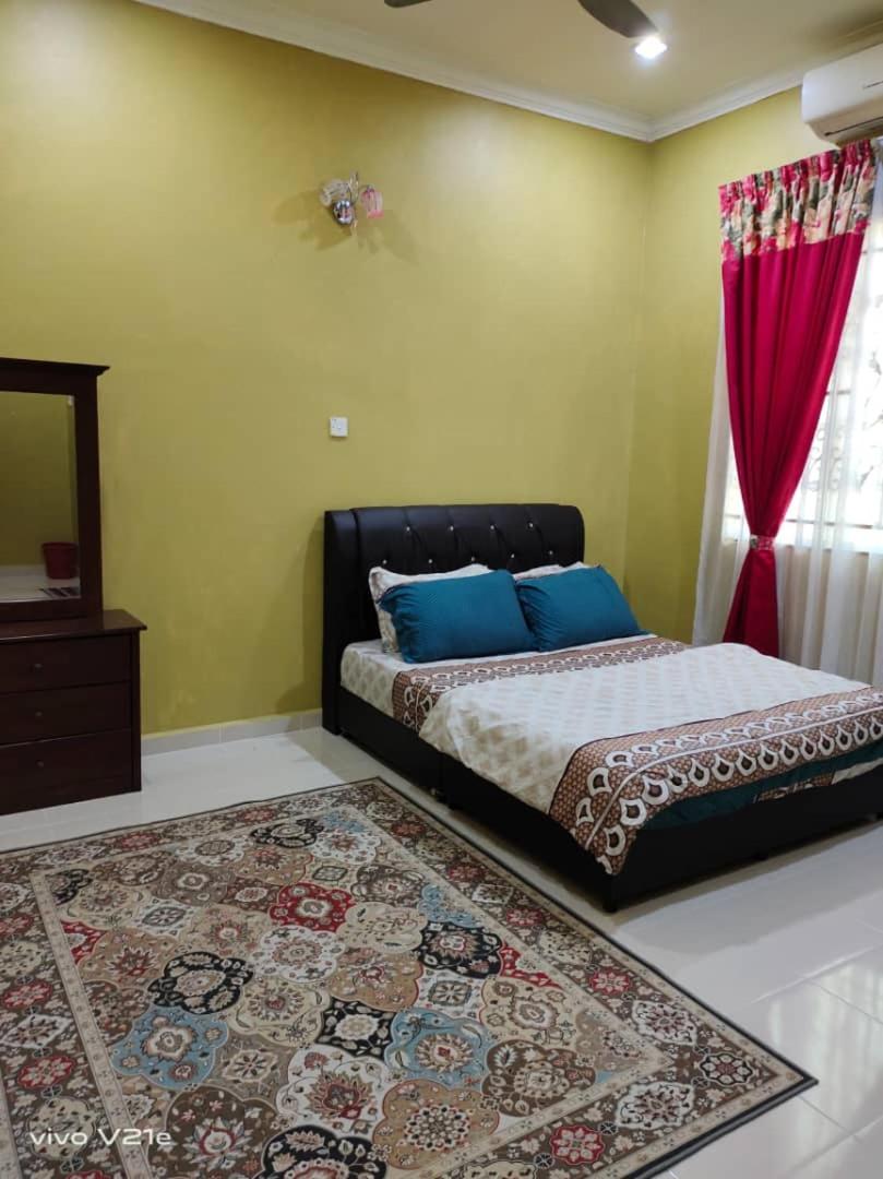 Three-Bedroom House photo 2