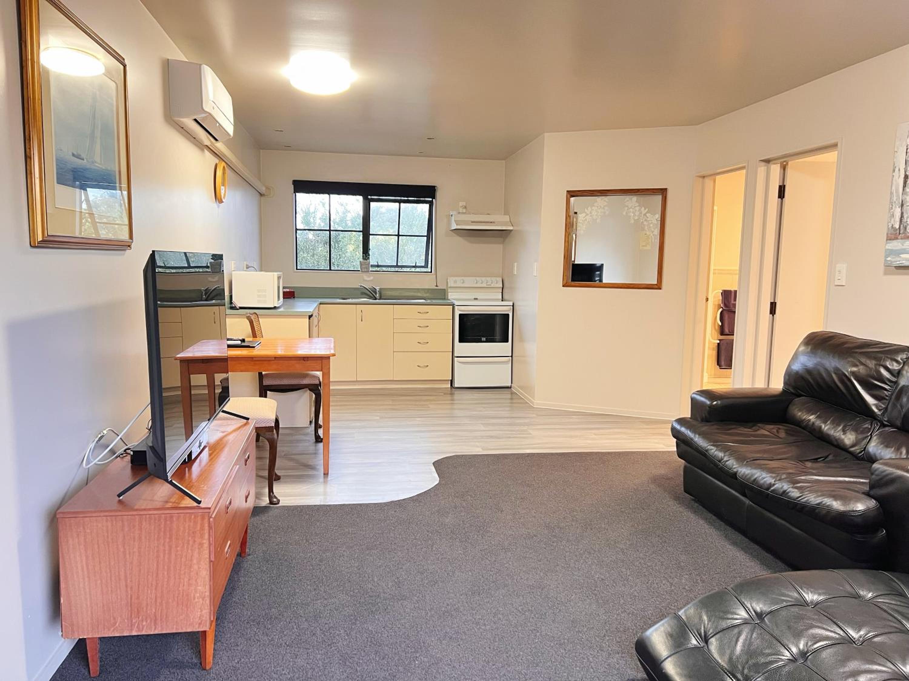 Upstairs One-Bedroom Apartment with Spa Bath photo 1
