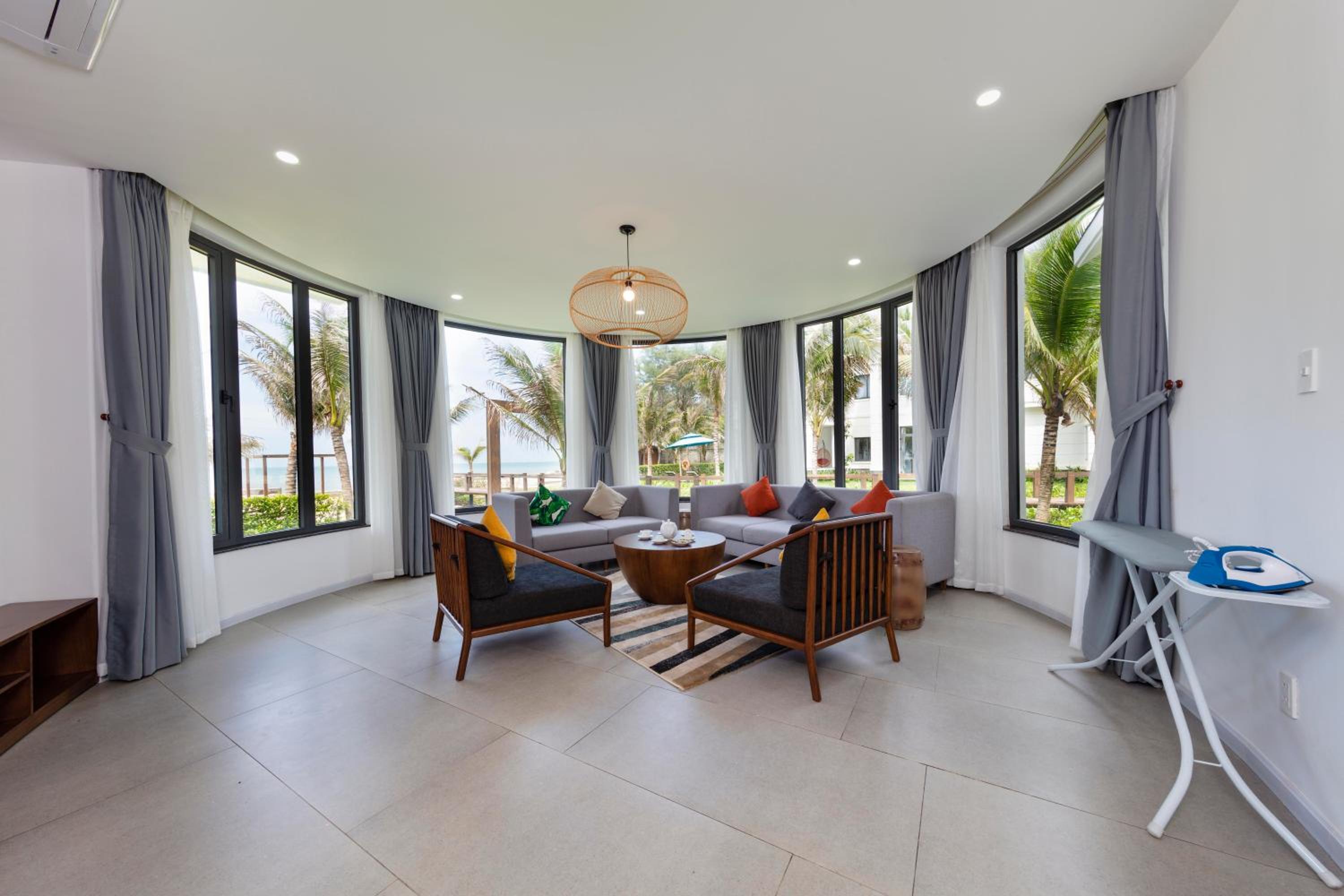 Four-Bedroom Villa with Private Pool - Beach Front - Photo 1