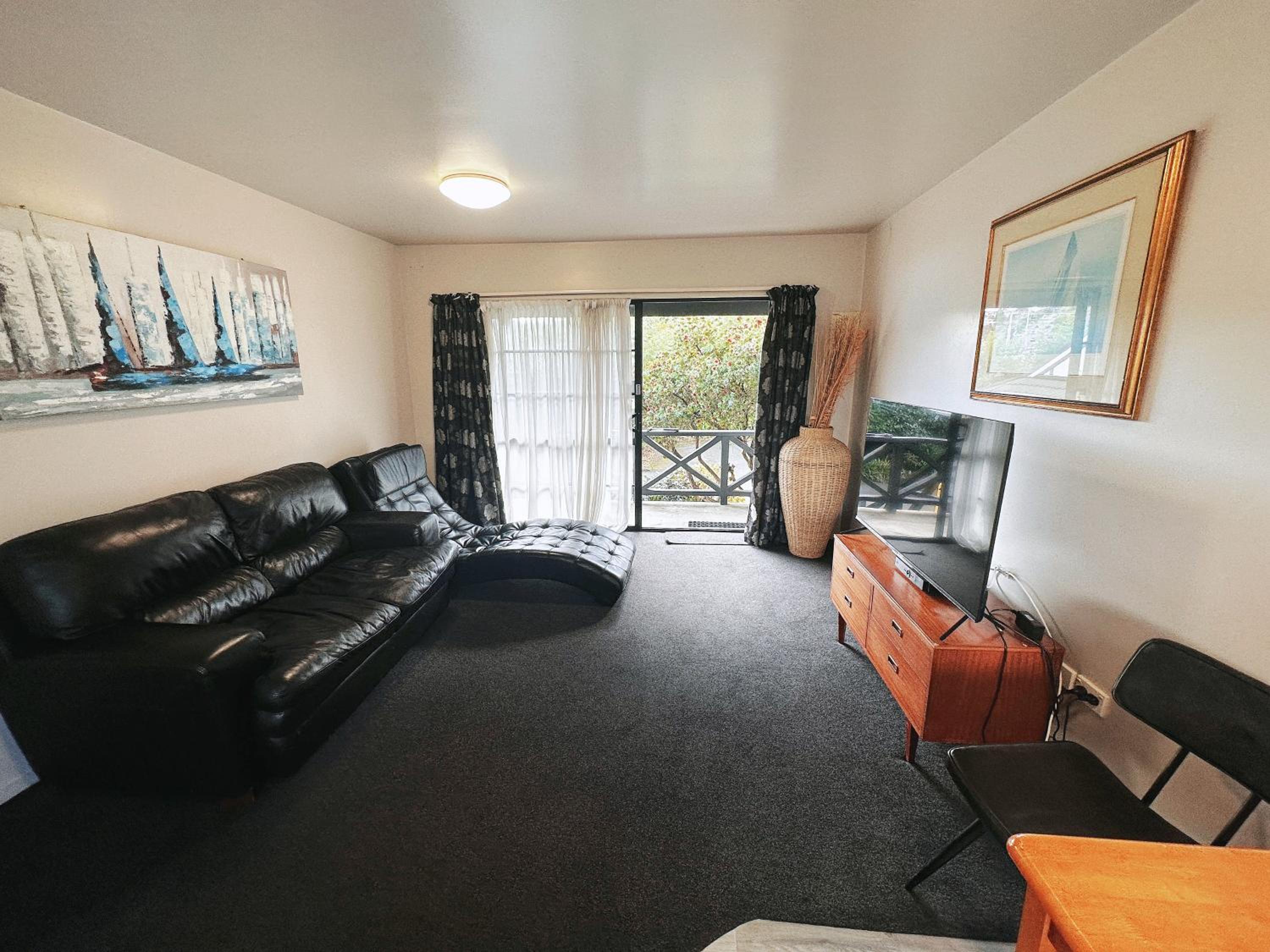 Upstairs One-Bedroom Apartment with Spa Bath photo 3