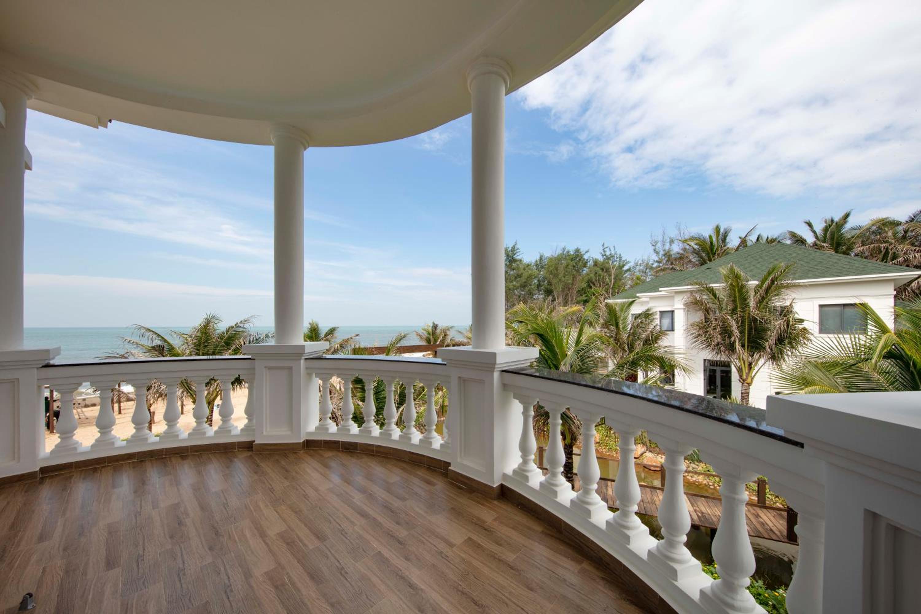 Four-Bedroom Villa with Private Pool - Beach Front - Photo 13