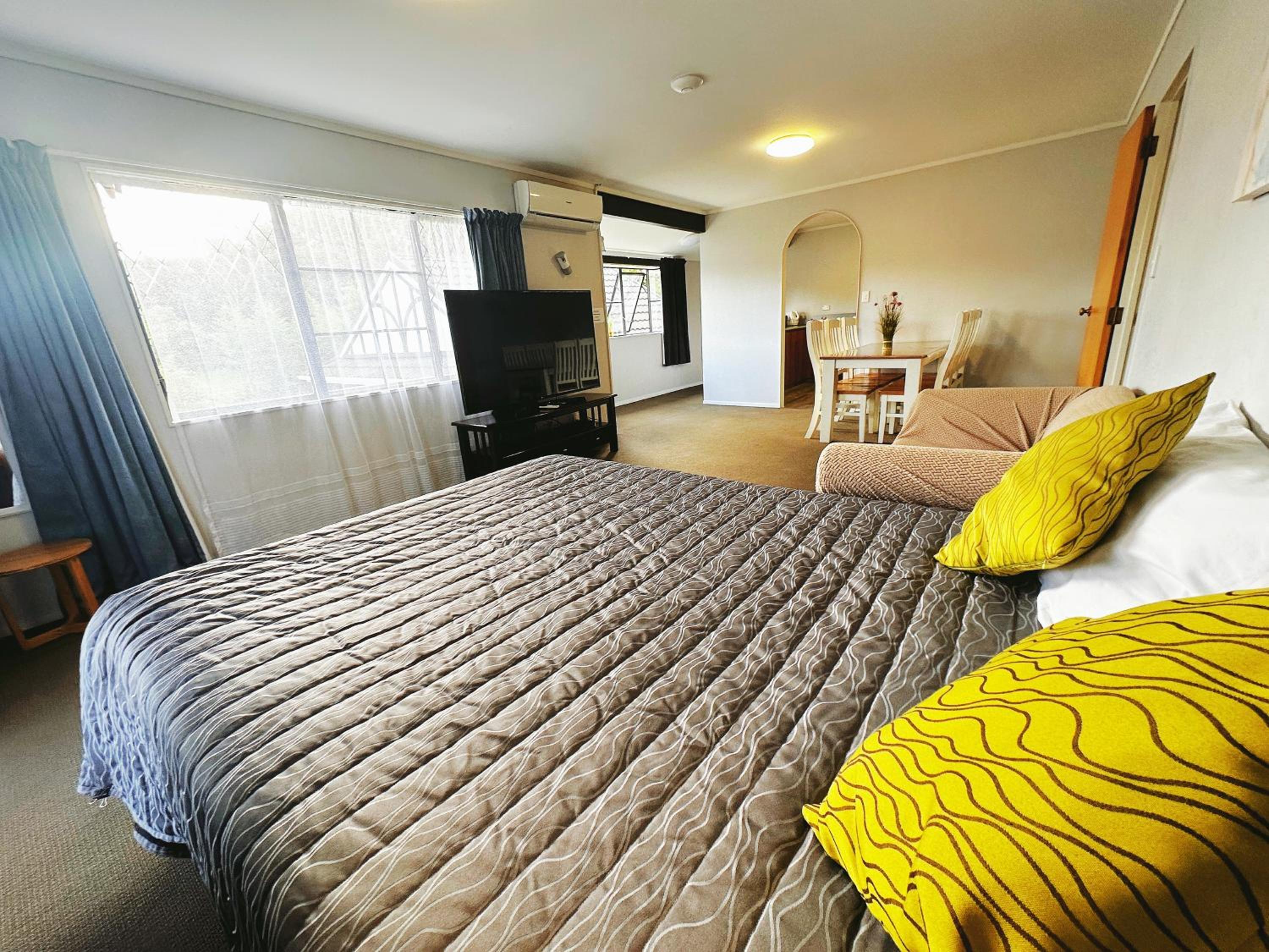 Large upstairs one bedroom unit with Bath photo 2