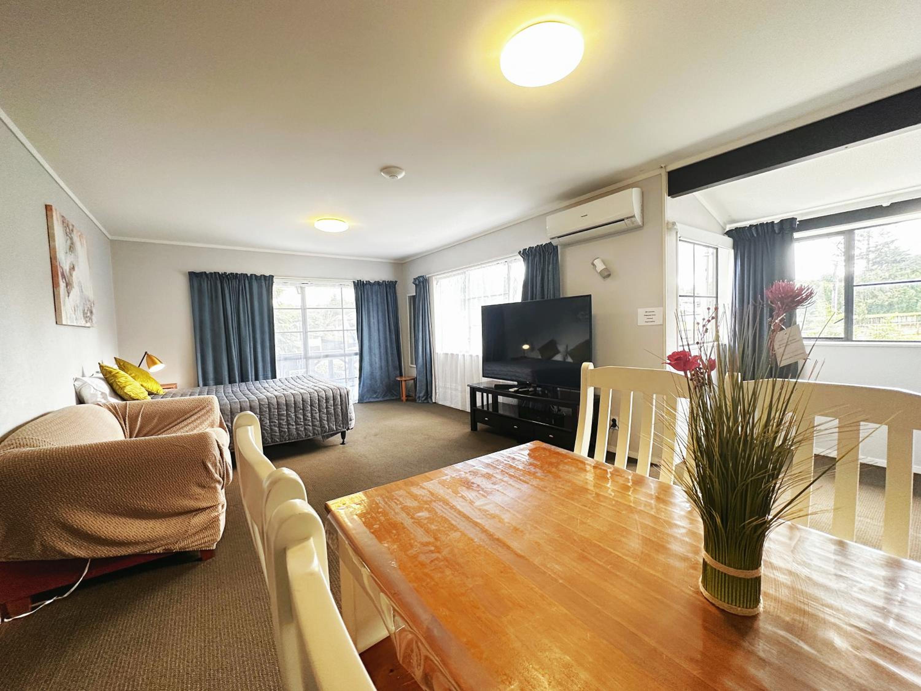 Large upstairs one bedroom unit with Bath photo 3